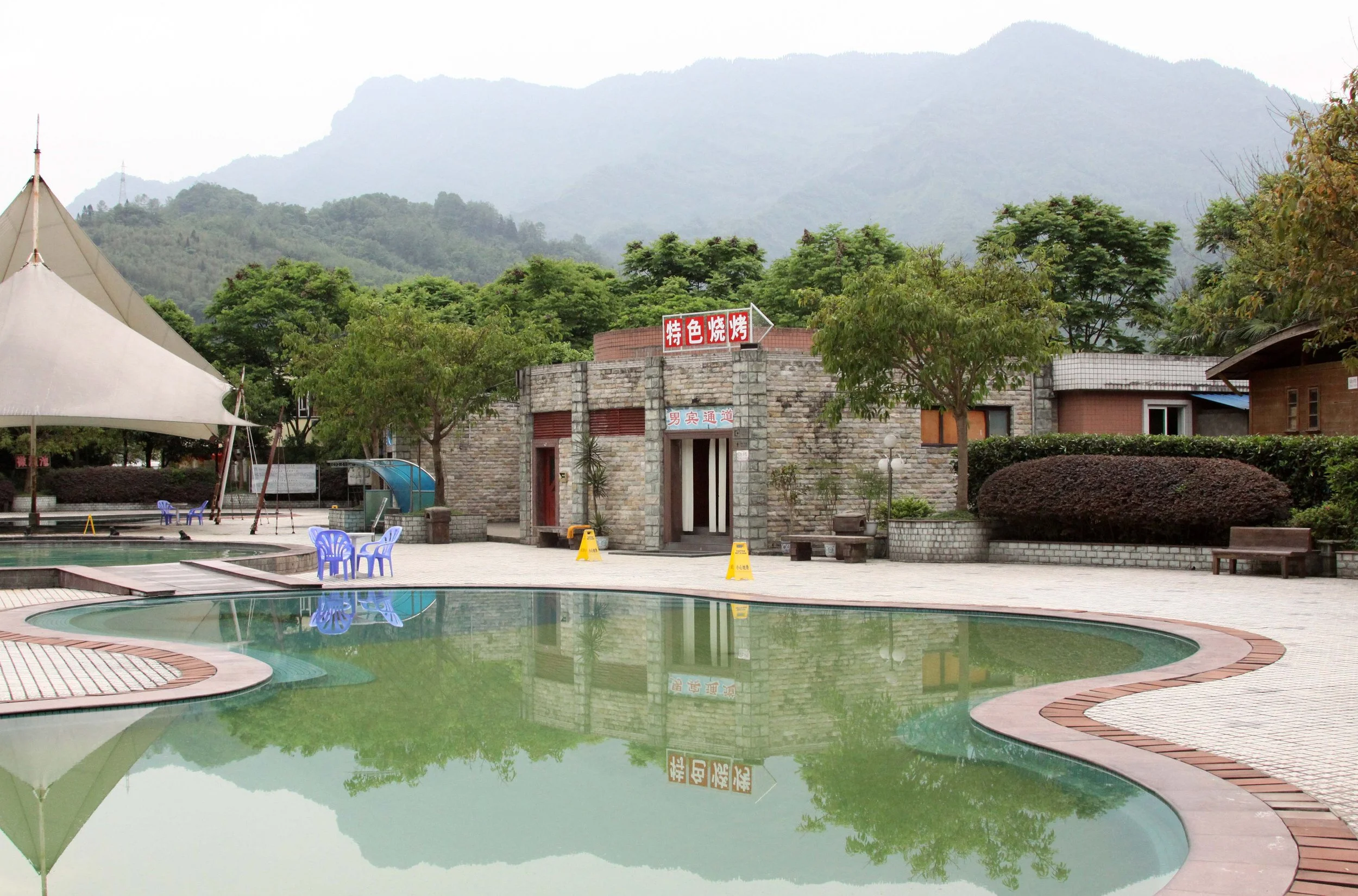 SICHUAN CHINA - HOTSPRINGS HOTEL - CHINA ALIVE 2011 (1).JPG