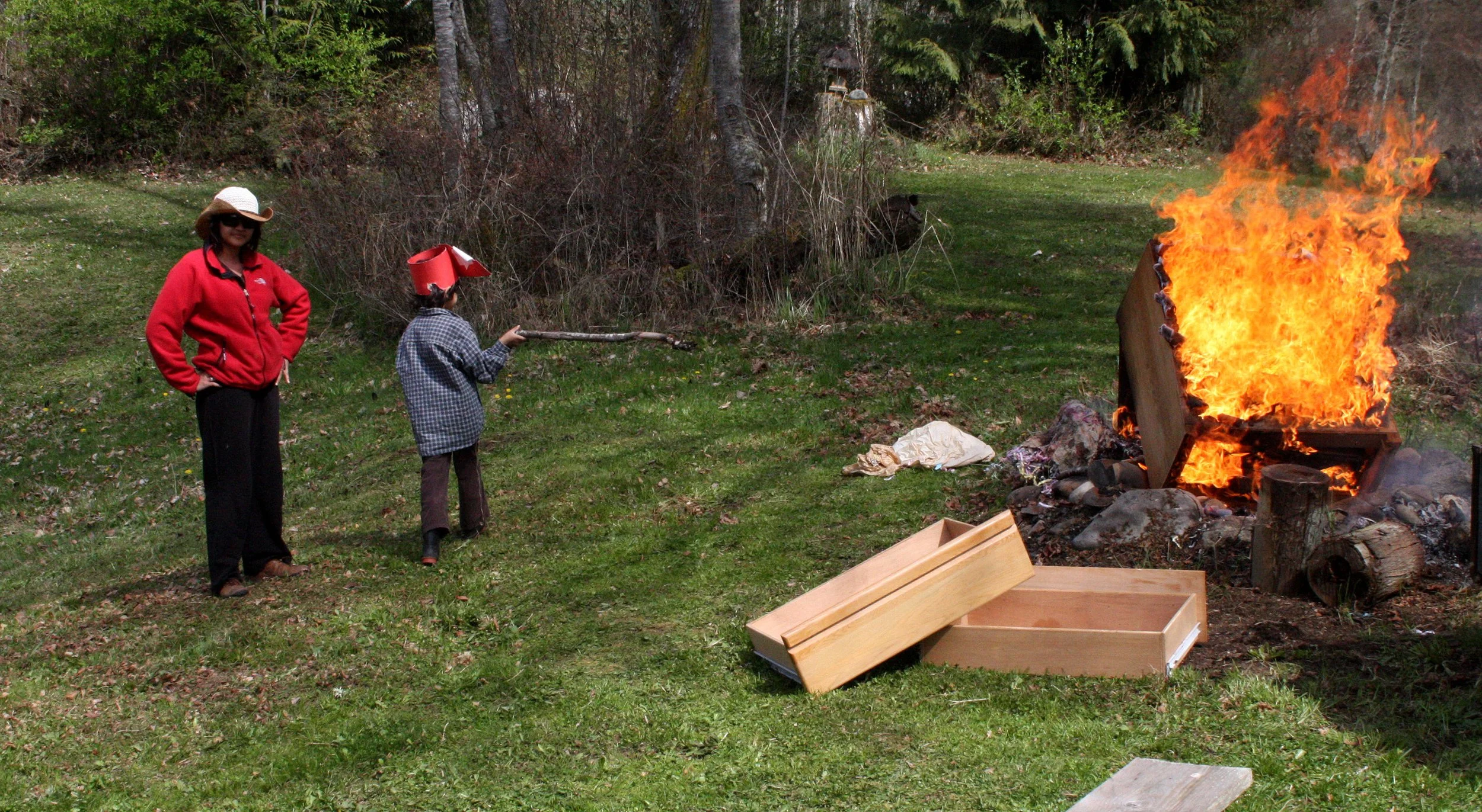 2009-4-19 BURNING DRESSERS FOR FUN.JPG