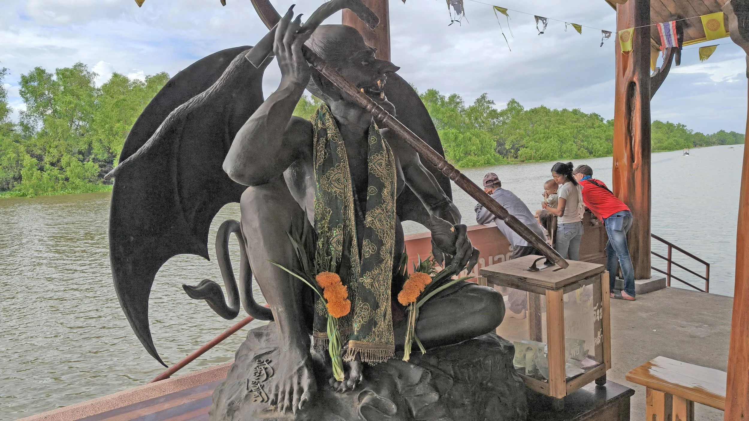 Lyle's Flying Fox (Pteropus lylei) stature at Wat Pho Bang Khla in Chachoengsao (2).jpg