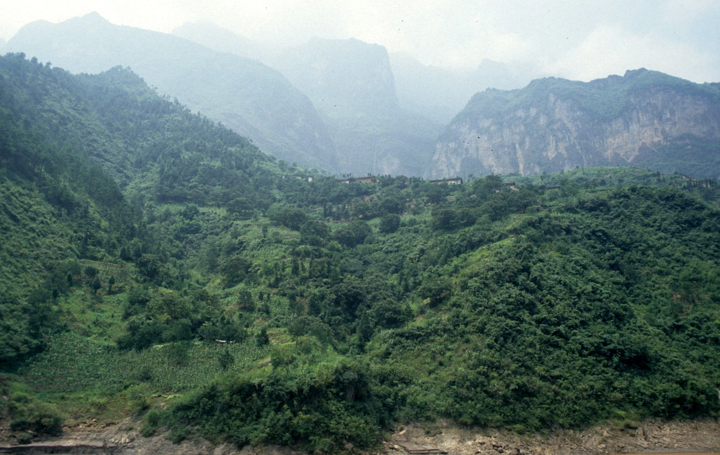 YANGTZE - THREE GORGES CRUISE SCENERY (10).jpg