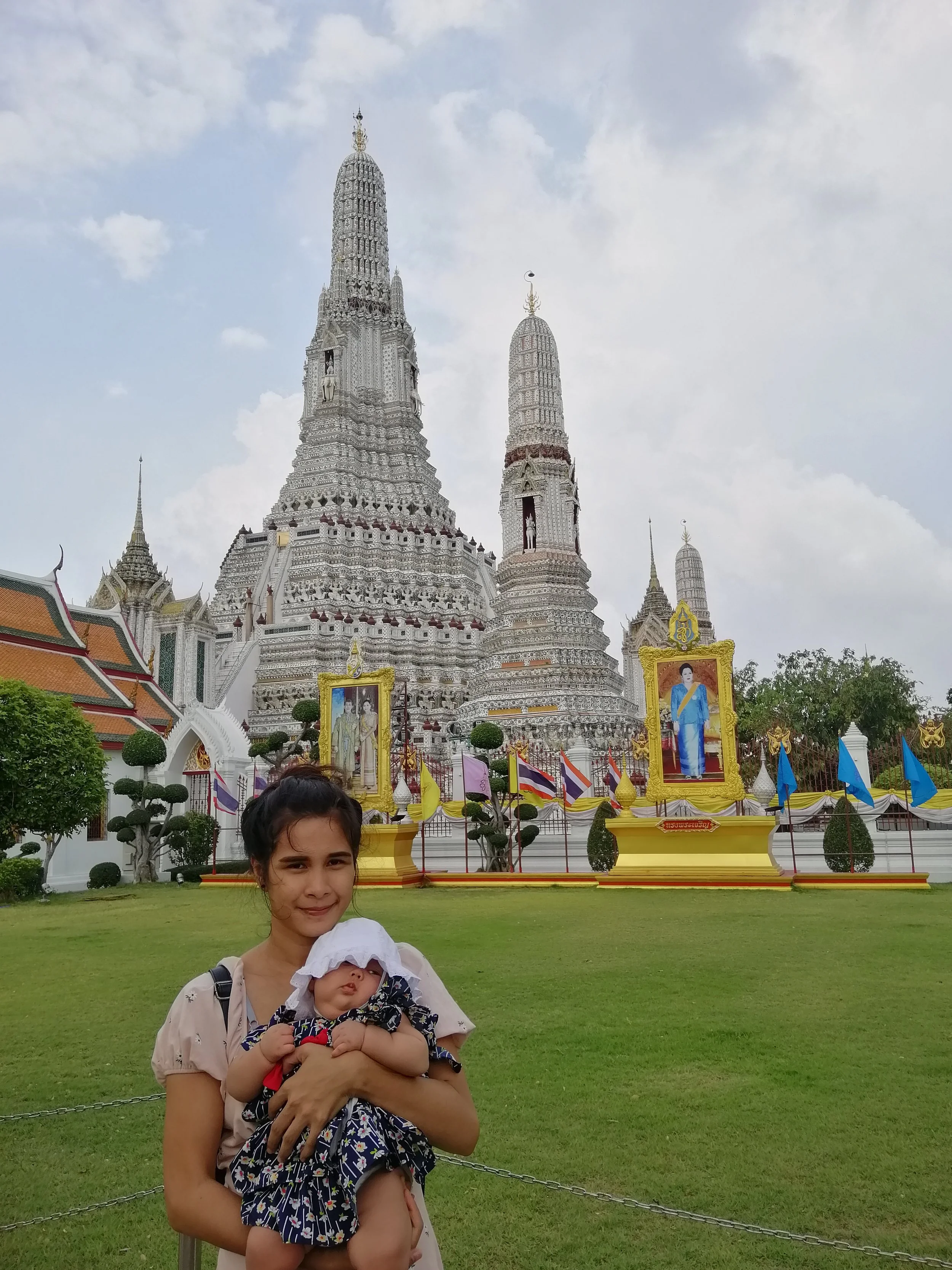 2020 Wat Arun with Liana, Cokie and Gift (14).jpg