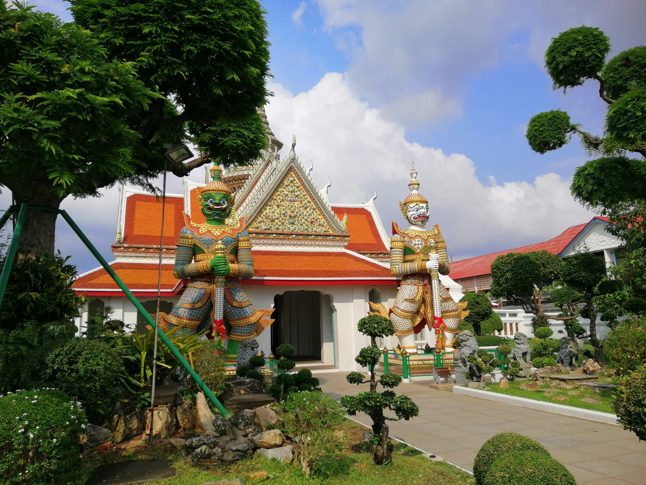 2020 Wat Arun with Liana, Cokie and Gift (55).jpg