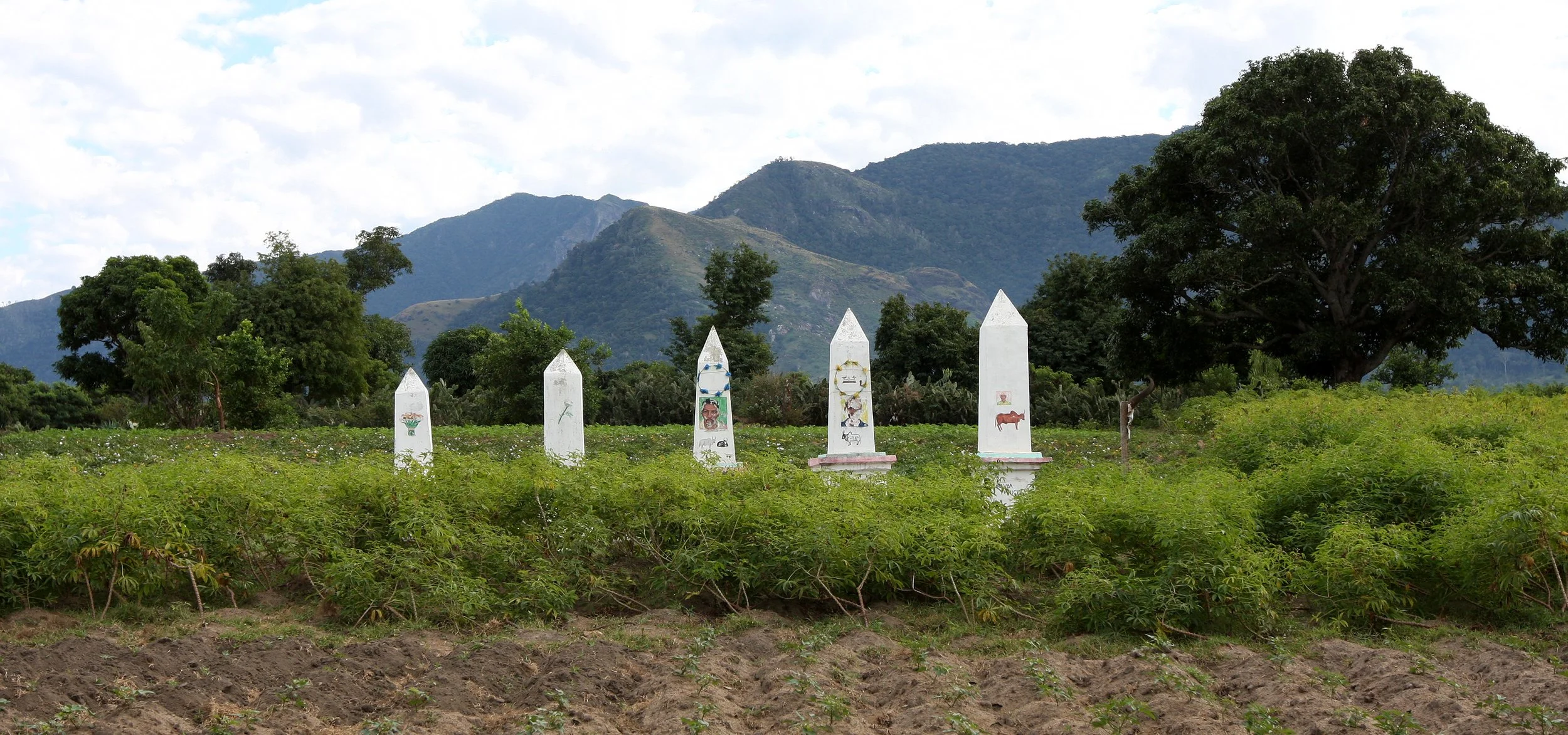 FORT DAUPHIN - TOMB ART - MADAGASCAR.JPG