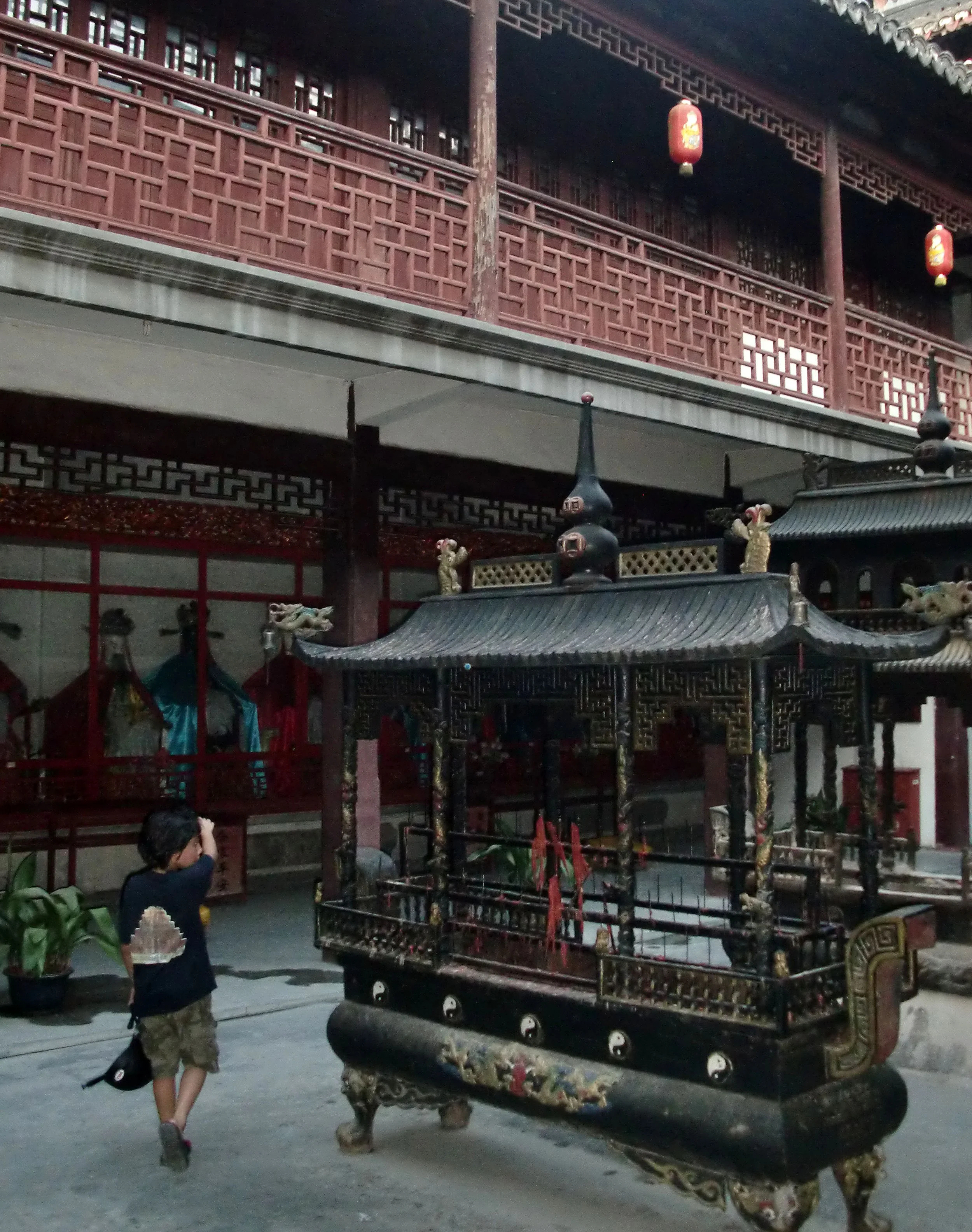 2010-9-10 OUR LOCAL DAOIST TEMPLE - SHANGHAI - PUDONG (3).JPG