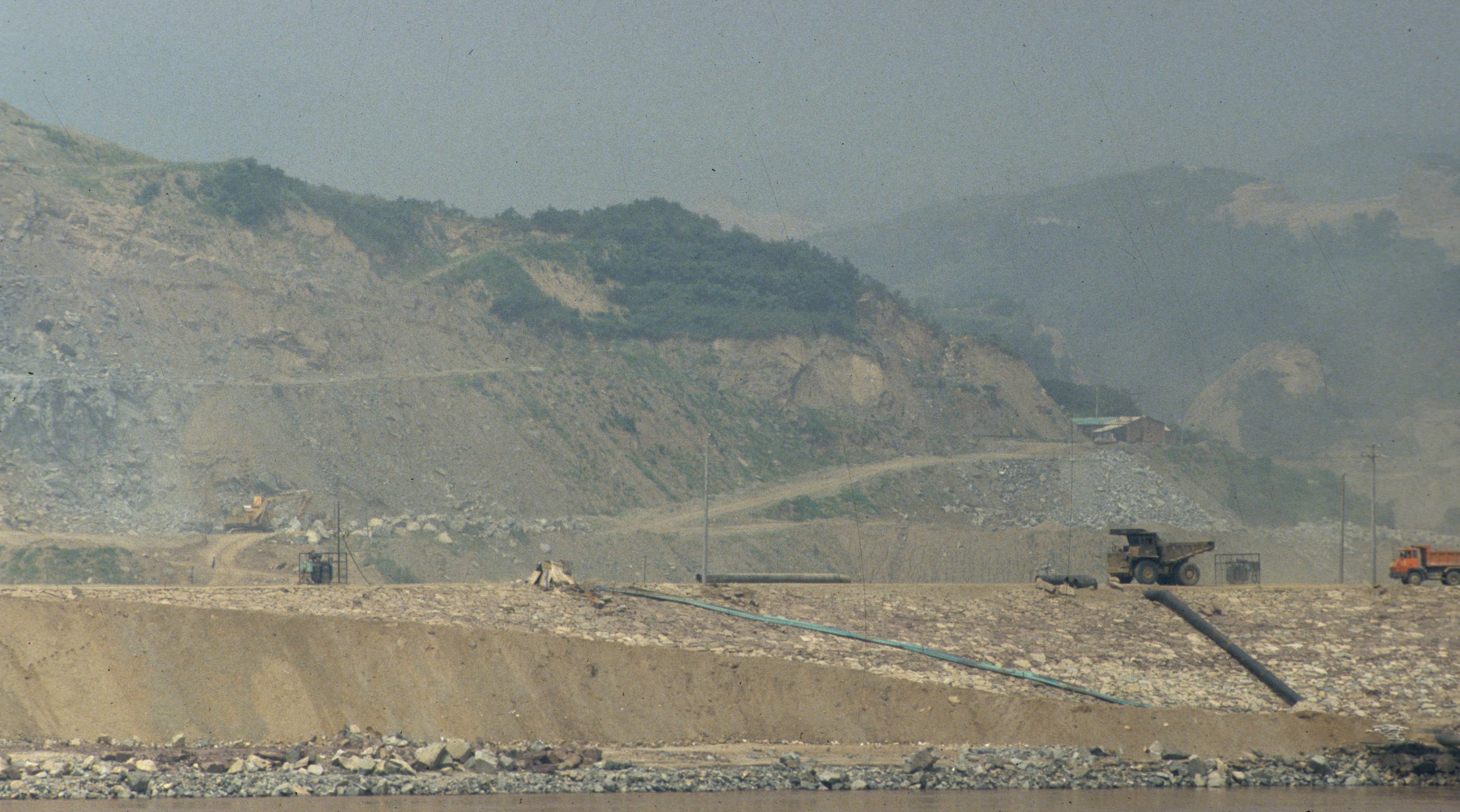 YANGTZE RIVER - DAM PROGRESS AUGUST 1994.jpg