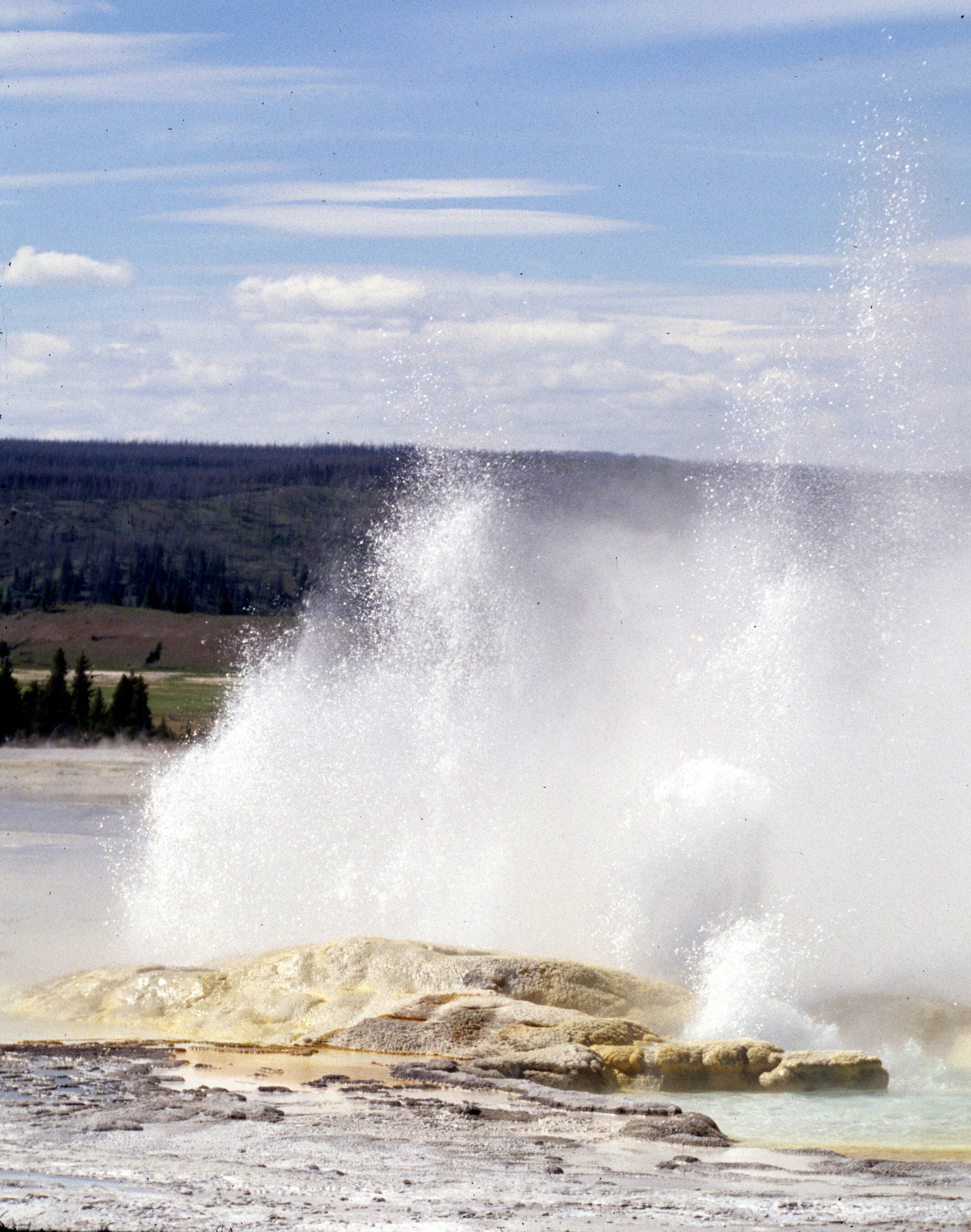 YELLOWSTONE - GEYSER VALLEY M.jpg