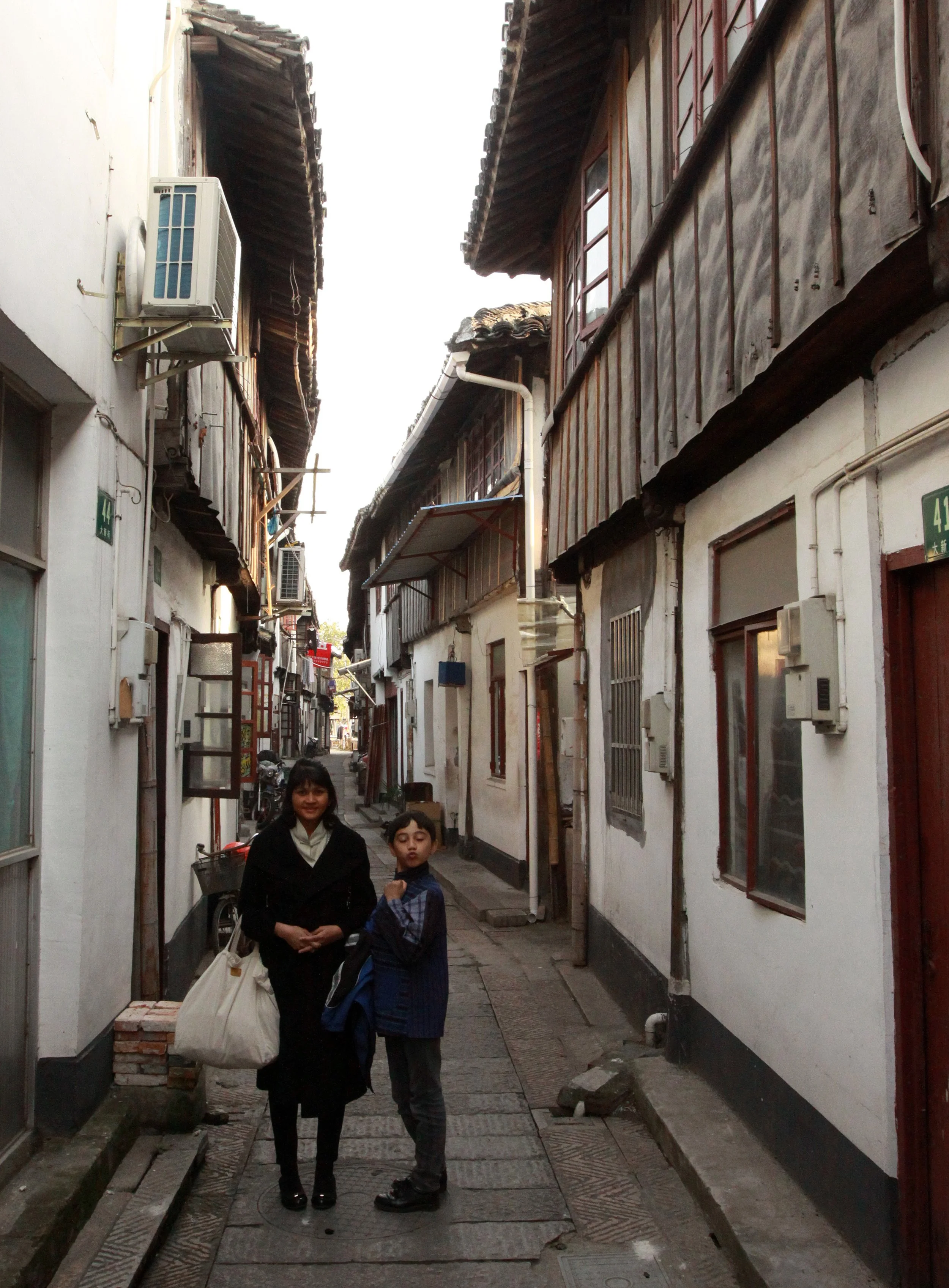 ZHUJIAJIAO WATER TOWN - NOVEMBER 20 2011 (111).JPG