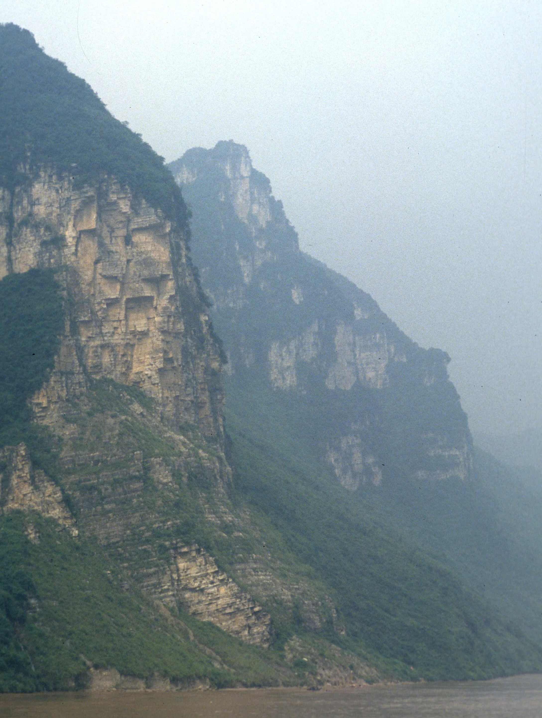 YANGTZE - THREE GORGES CRUISE SCENERY (7).jpg
