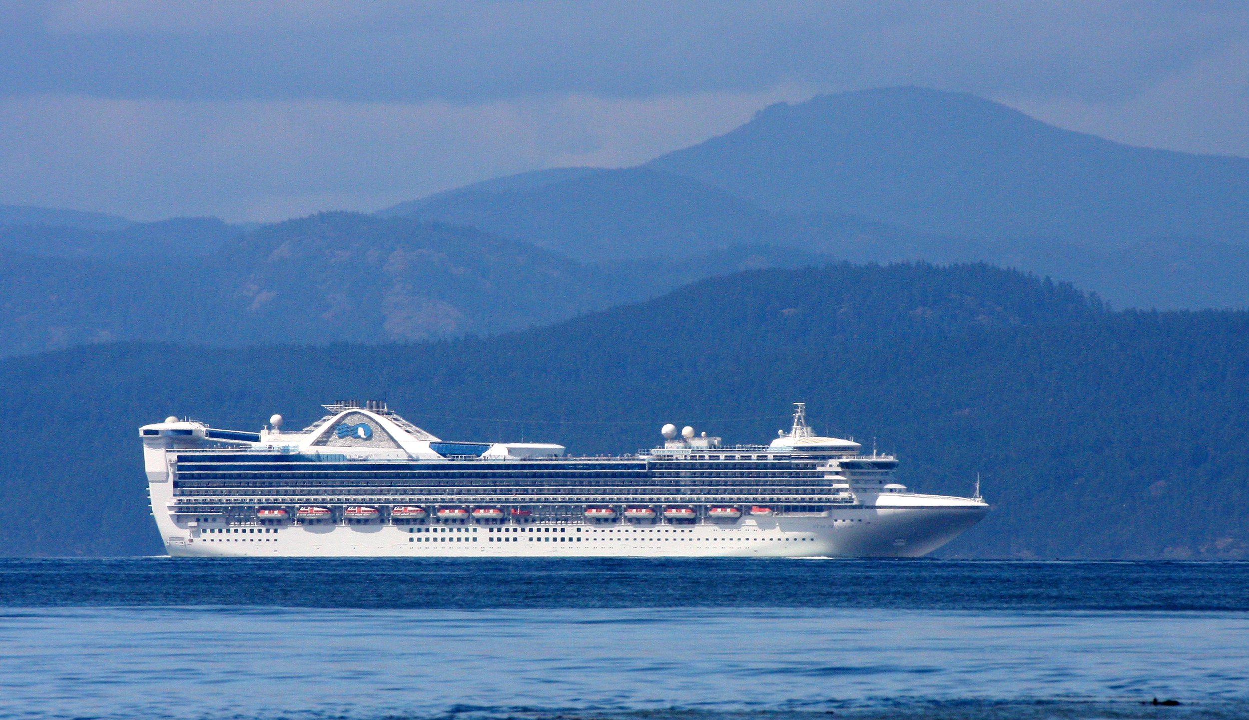 CRUISE SHIP TRAFFIC IN STRAIT OF JUAN DE FUCA.JPG