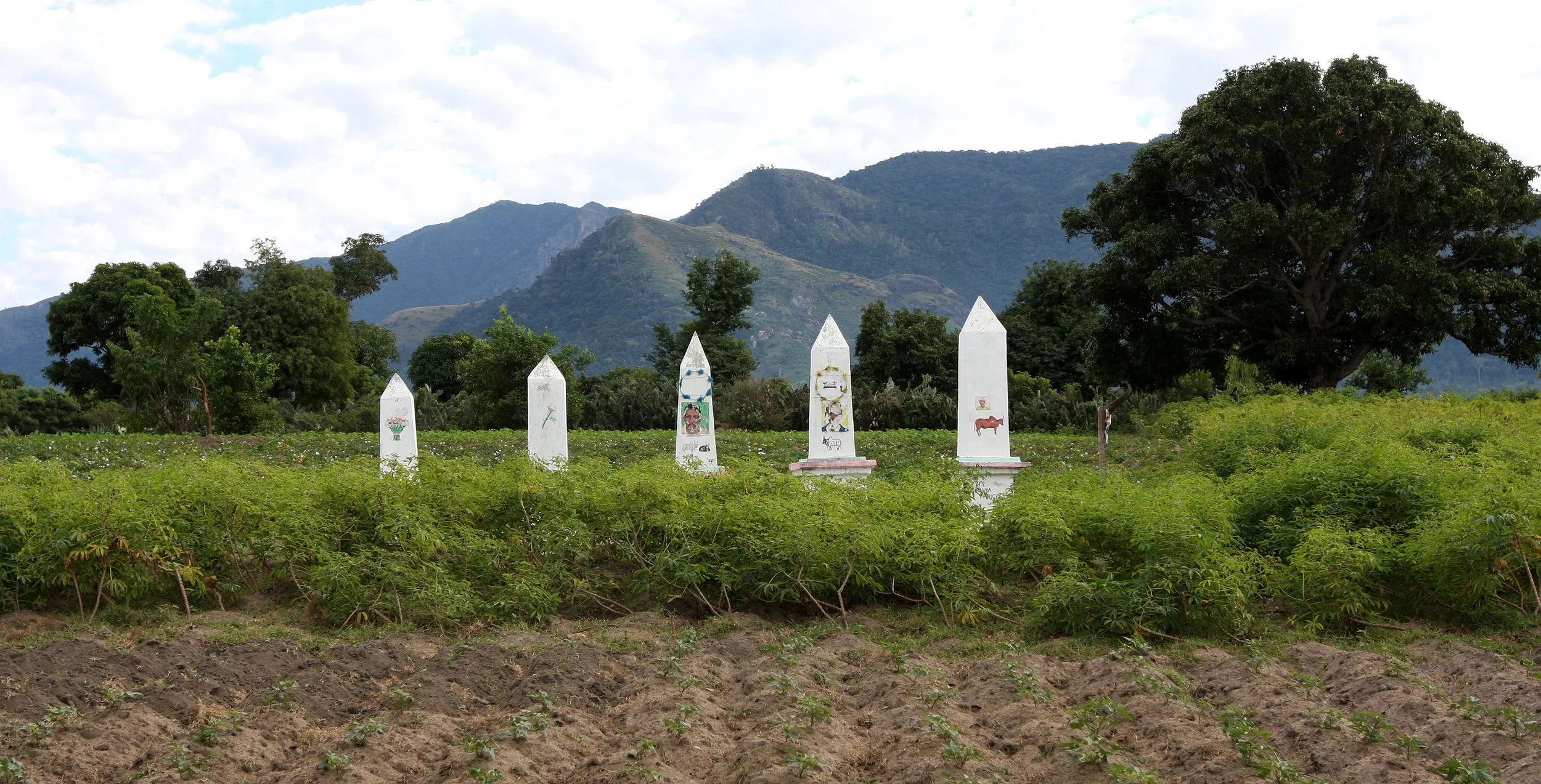 FORT DAUPHIN - TOMB ART - MADAGASCAR (2).JPG