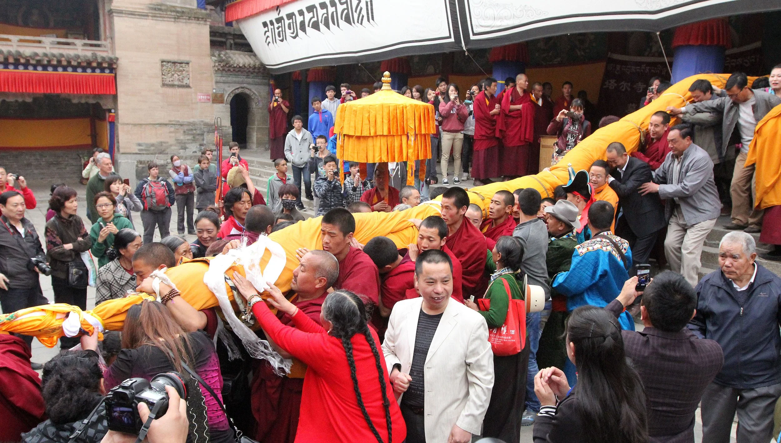 KUMBUM MONASTERY - QINGHAI - SUNNING BUDDHA FESTIVAL 2013 (95).JPG