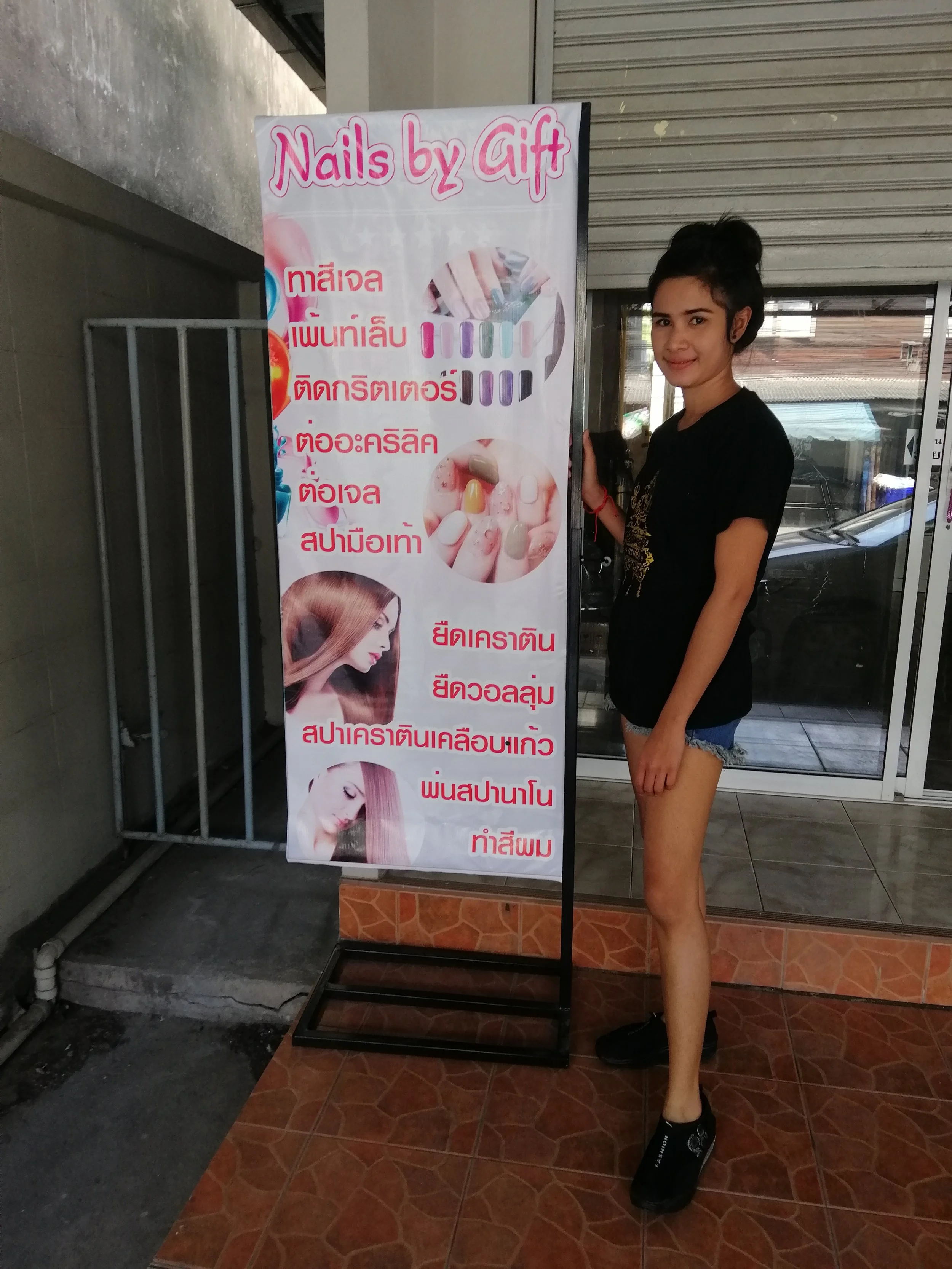 2018 Pics with Gift in Thailand (187).jpg