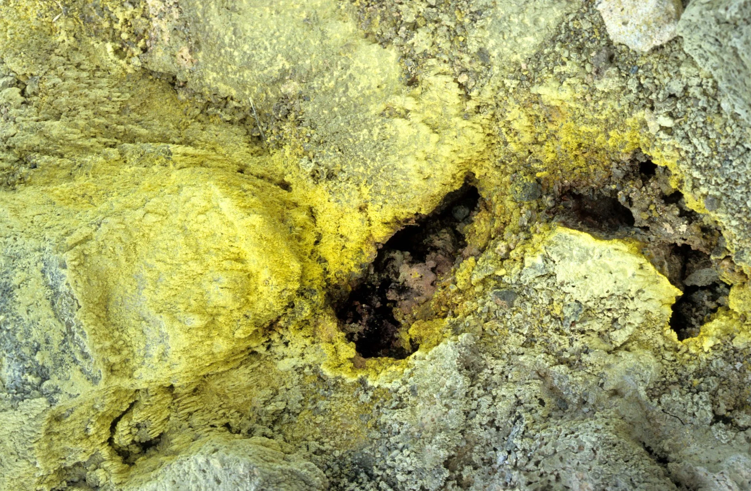 HAWAII - HAWAII - VOLCANOES NP - FUMEROLE - SULPHUR.jpg