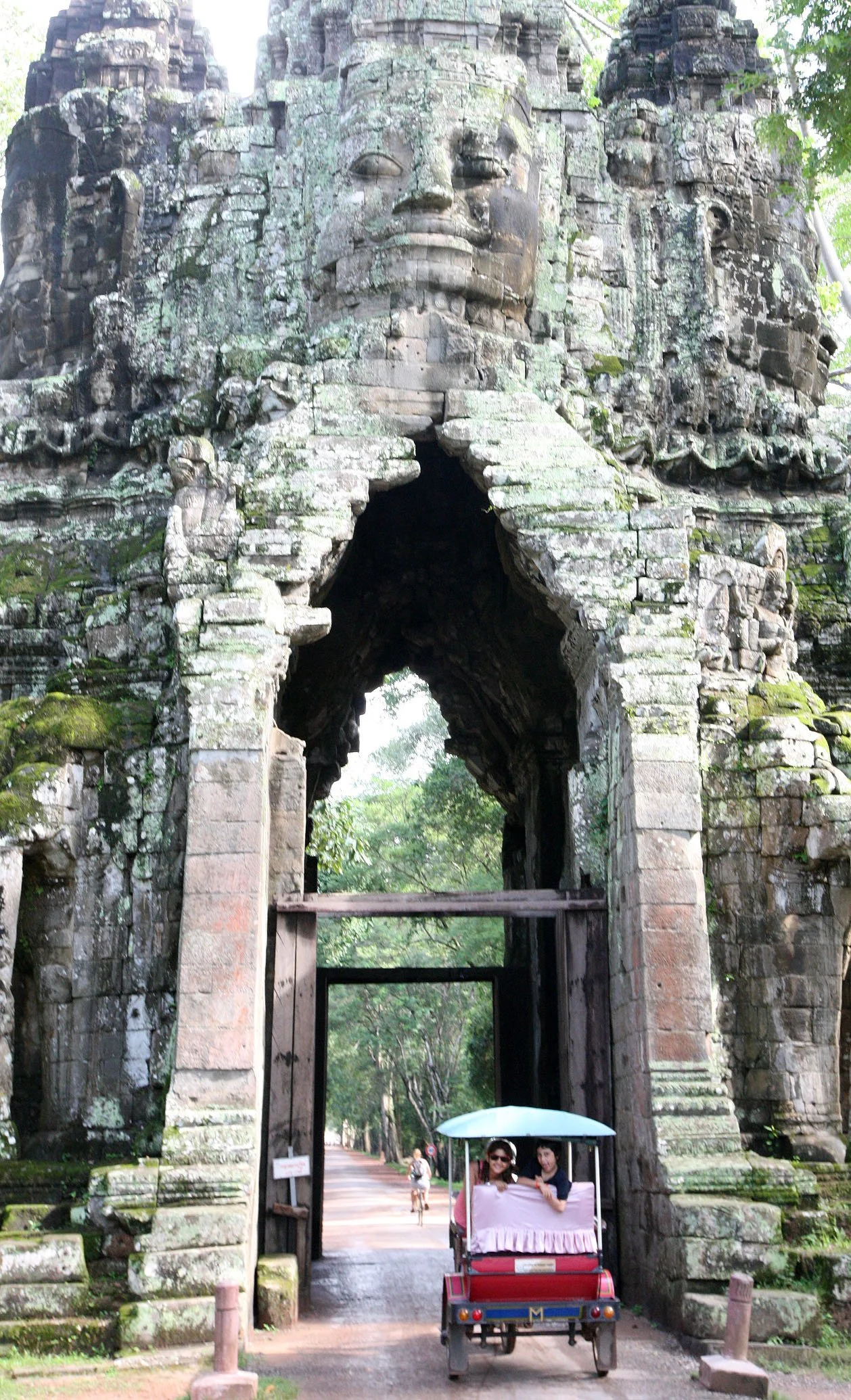 BAYON TEMPLE - CAMBODIA - JULY 2010 (6).JPG