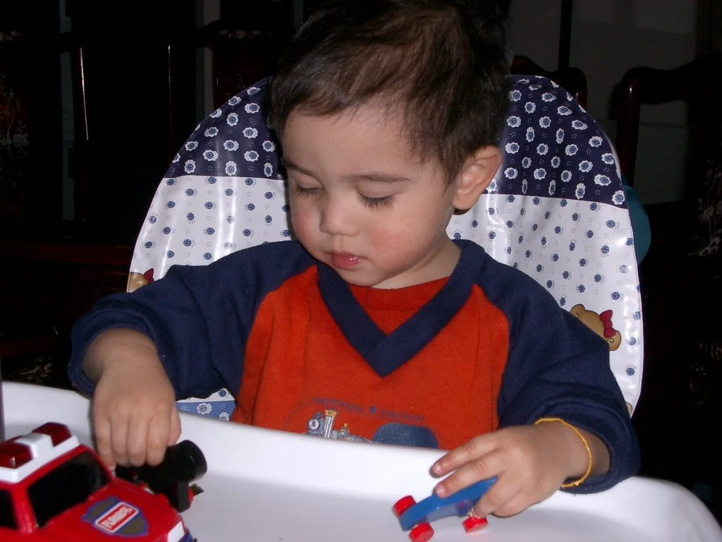 2004-3-5 COKIE ON HIGHCHAIR.JPG