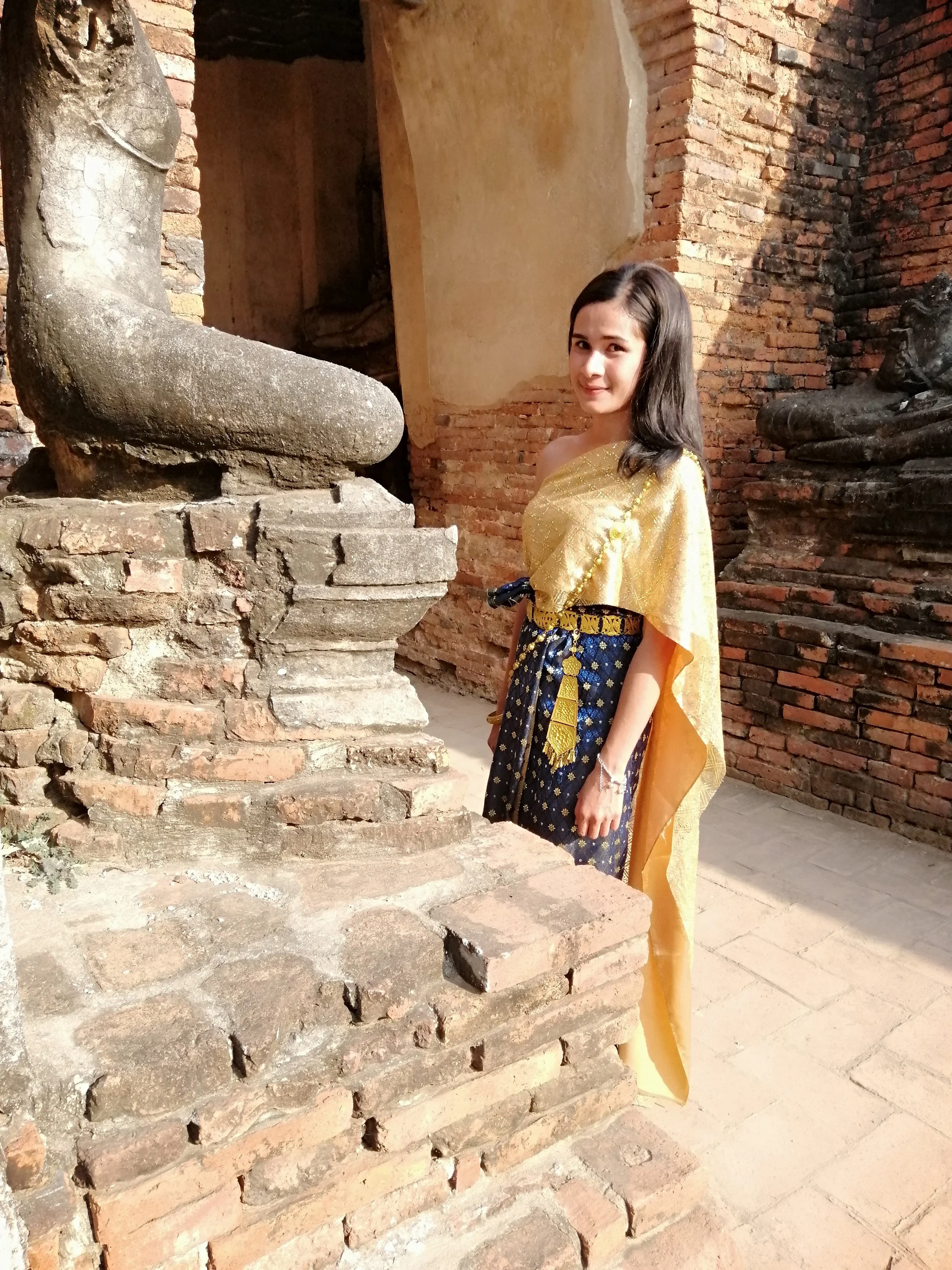 2018 Ayutthaya Pics with Gift in Traditional Dress (159).jpg