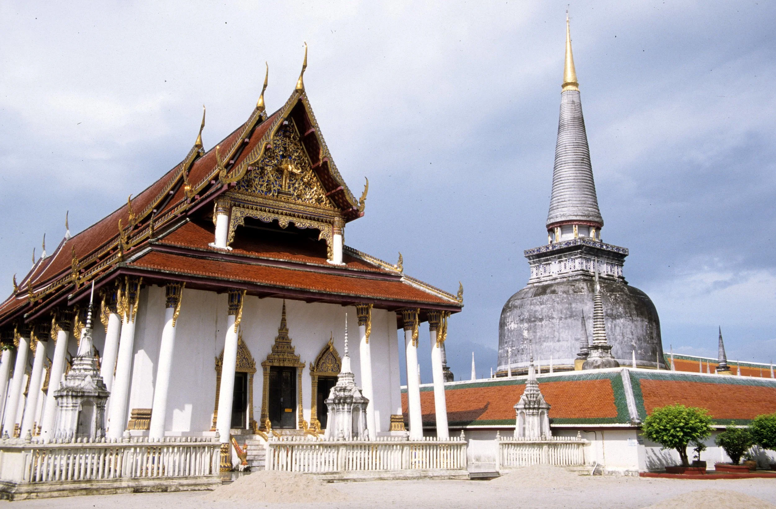 2004 Nakhonsithammarat Markets, Monks and Baby Cokie (88).jpg