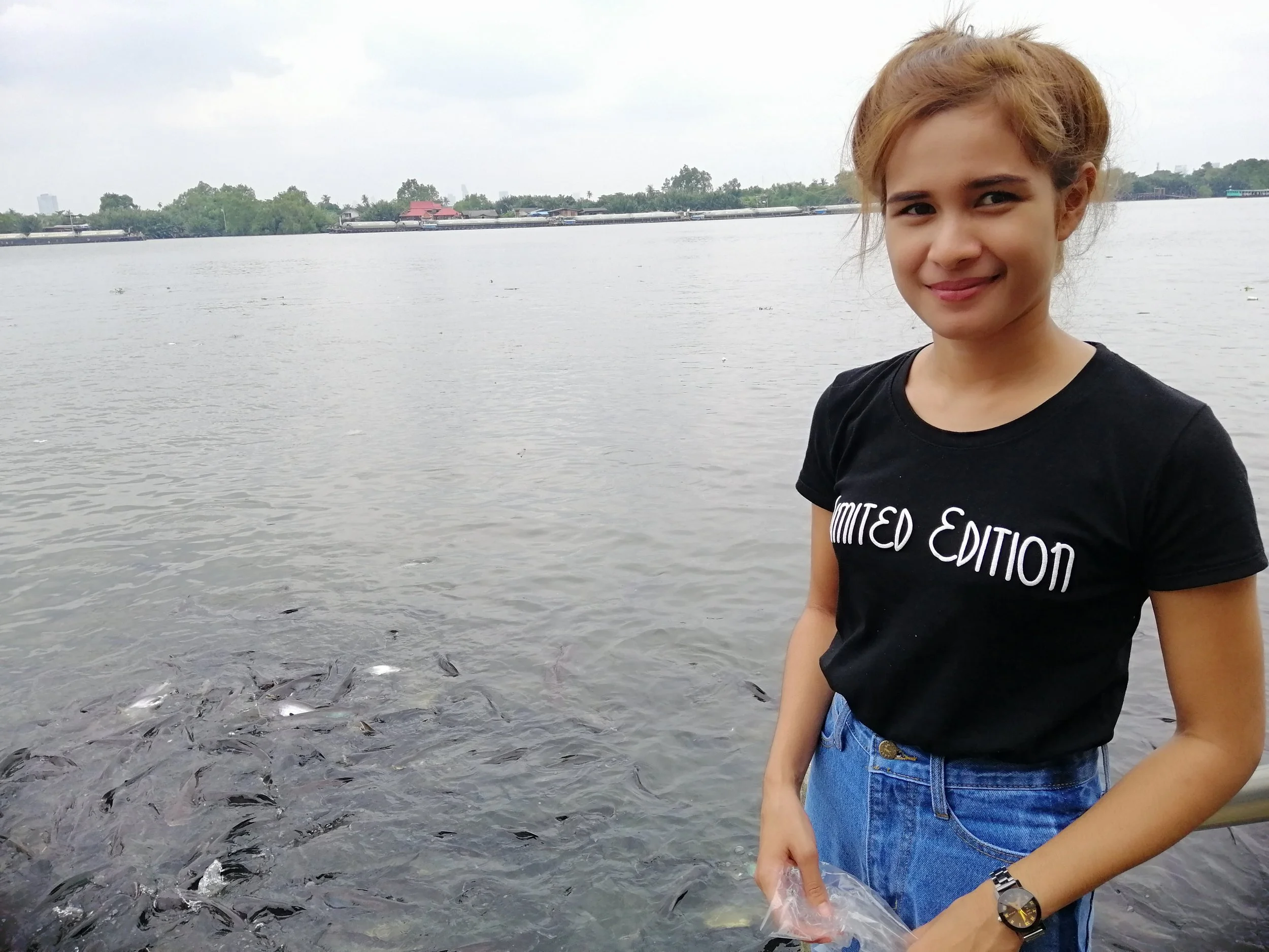 2018 Pics with Gift in Thailand (8).jpg