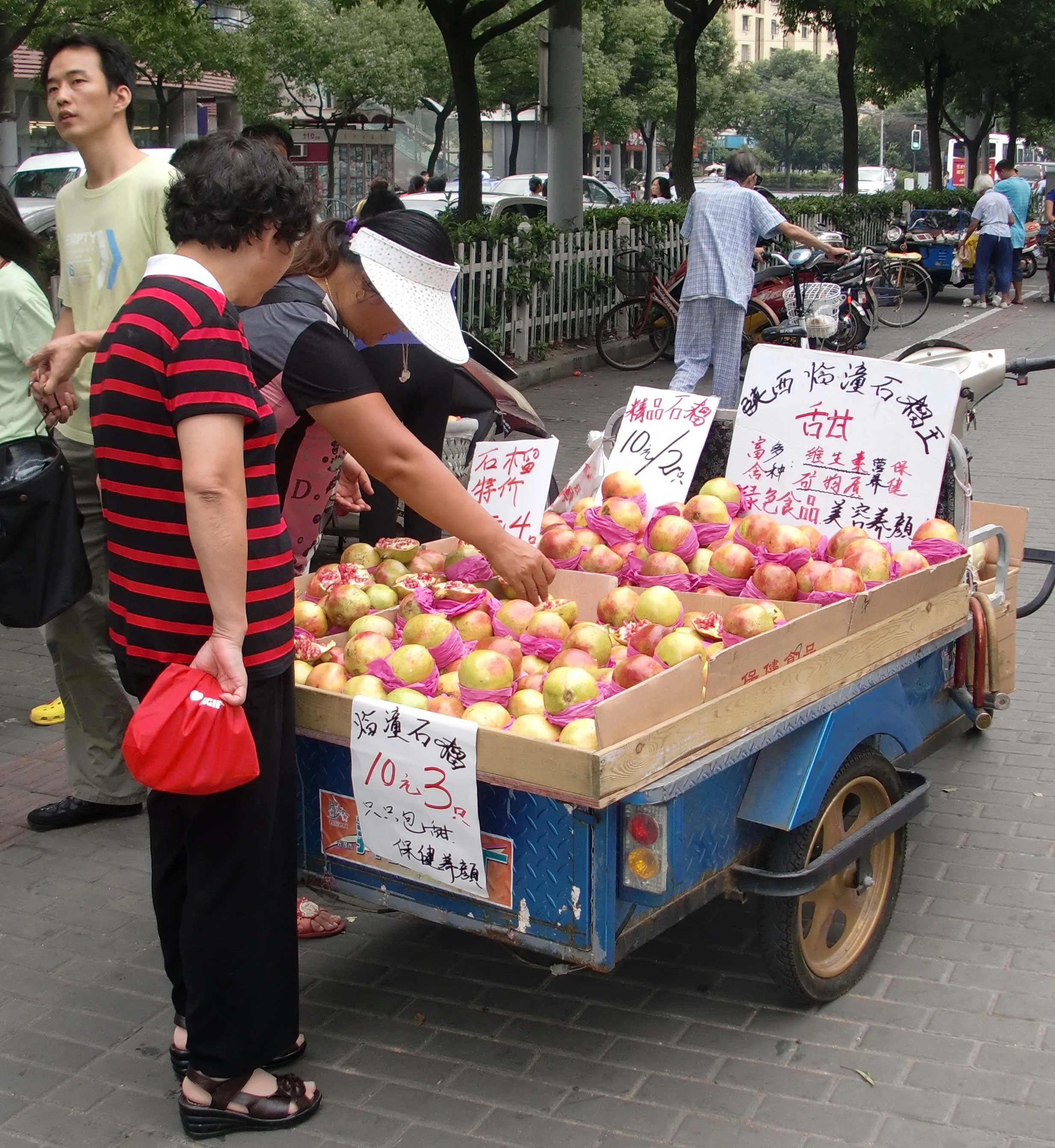 2011-9-11 SHOPPING IN JINQIAO (13).JPG