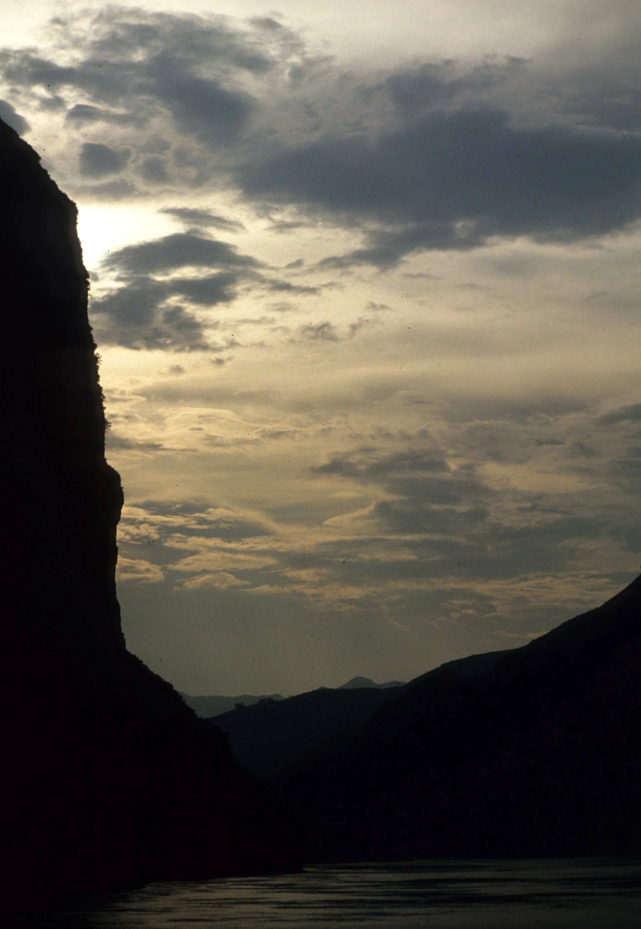 YANGTZE - THREE GORGES CRUISE SCENERY (26).jpg