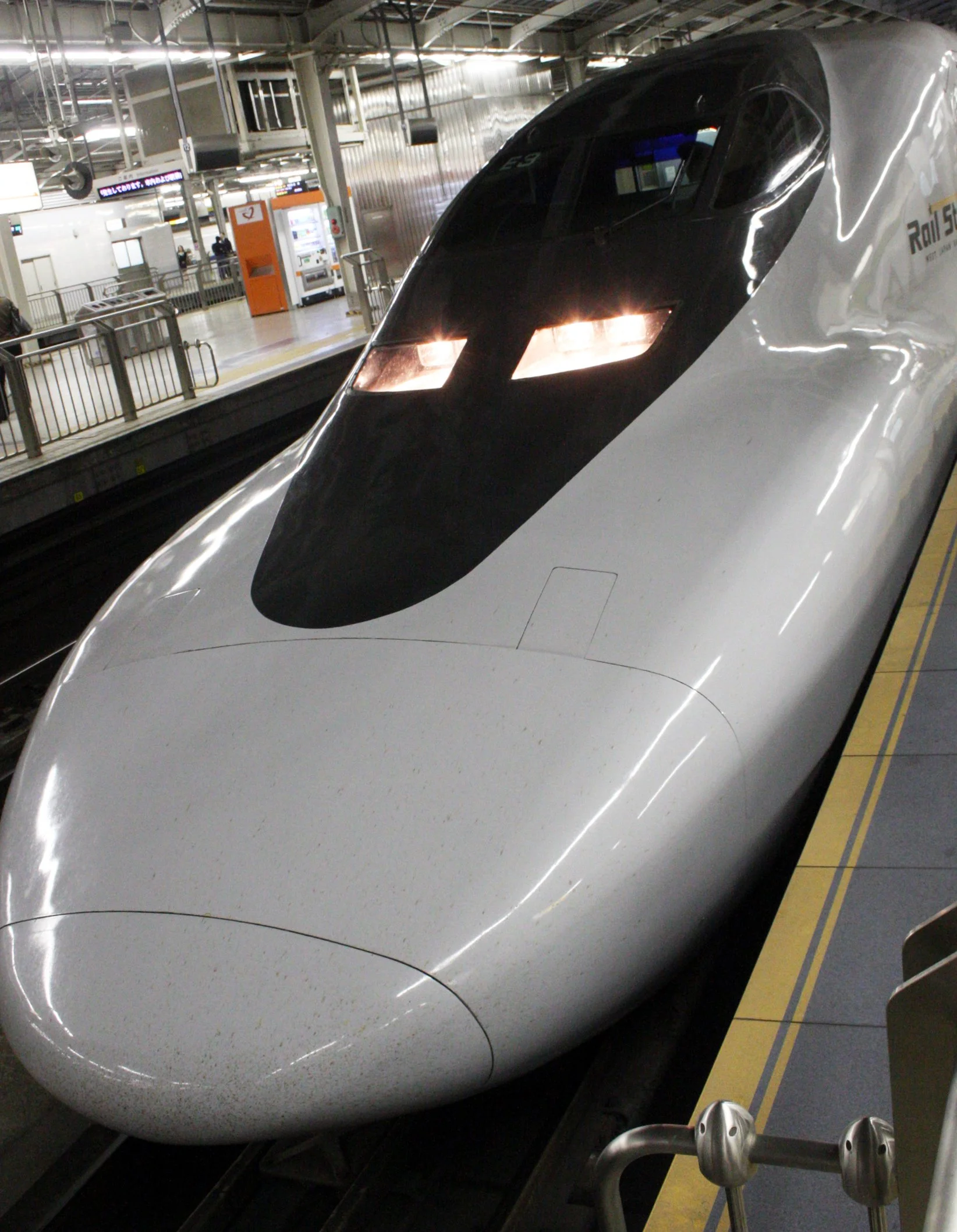 HIROSHIMA - MAY 2009 - SHINKANSEN SCENES (5).JPG