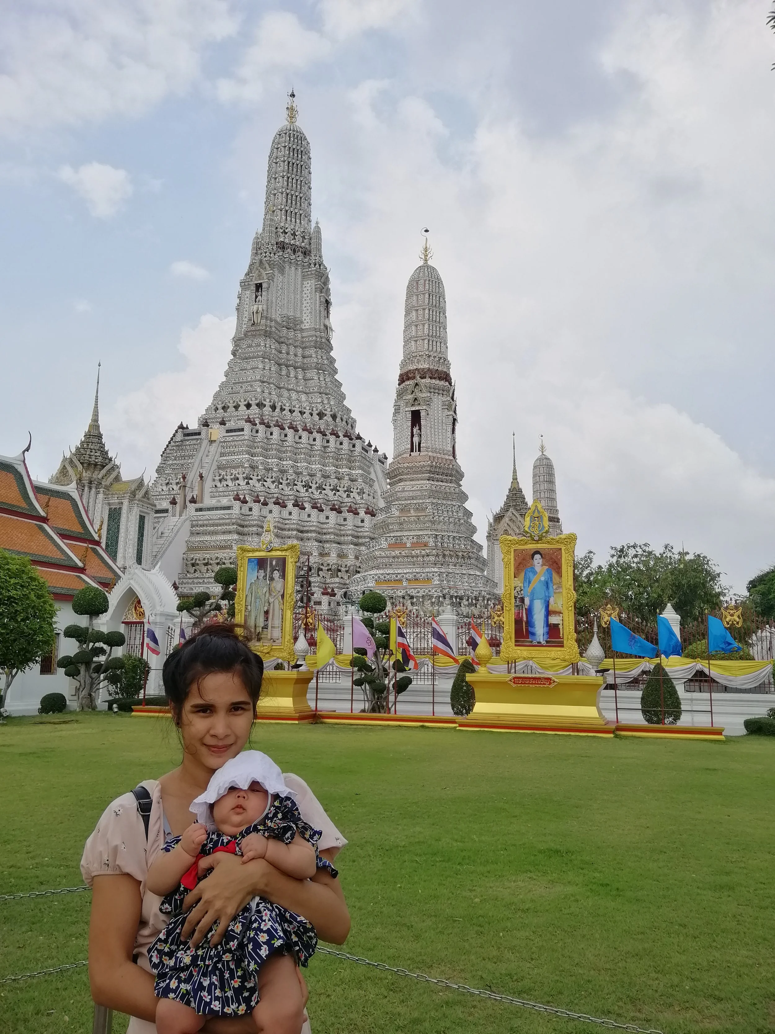 2020 Wat Arun with Liana, Cokie and Gift (13).jpg