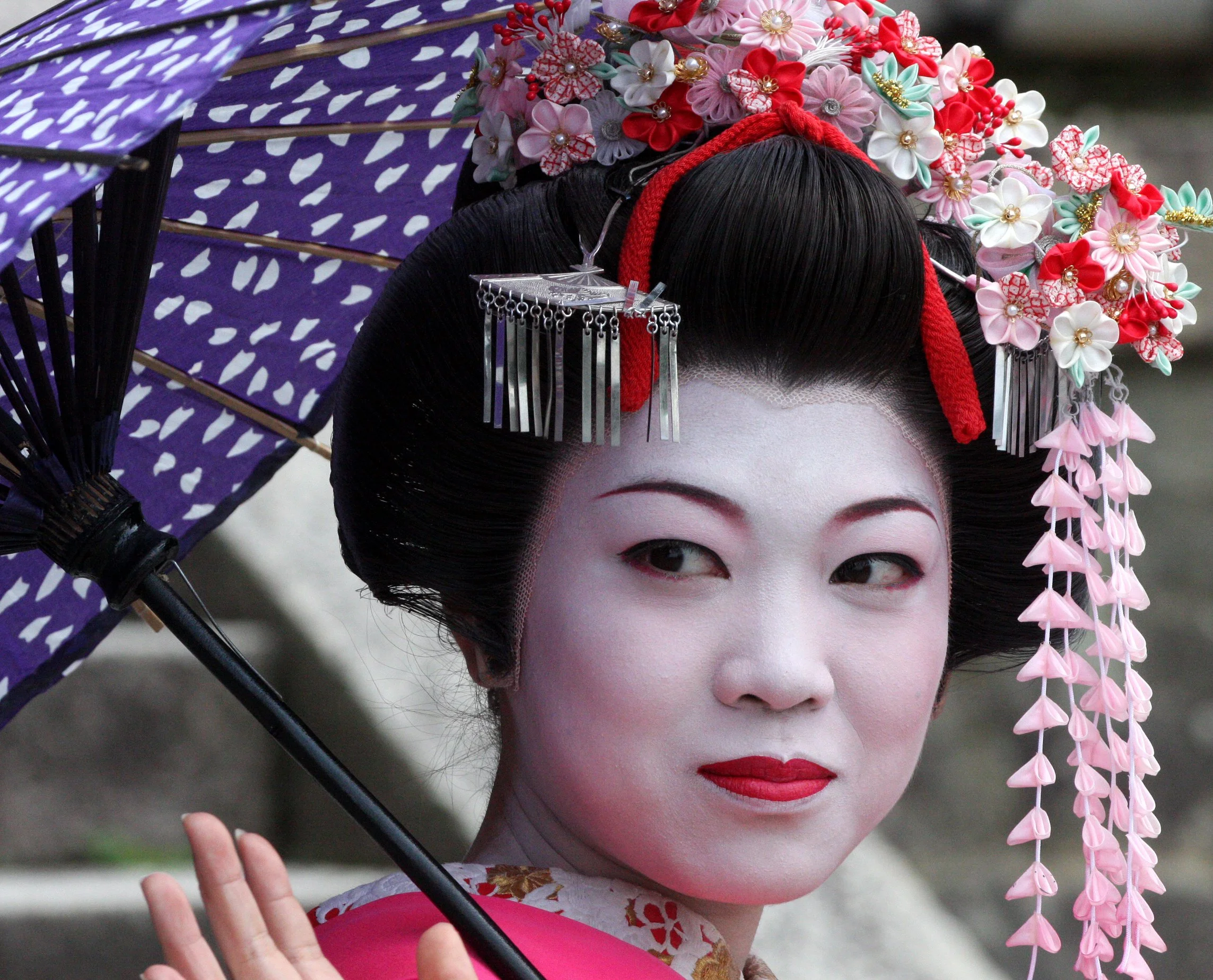 KYOTO - MAY 2009 - GEISHA IN STREET NEAR KYOUMIZU TEMPLE (65).JPG
