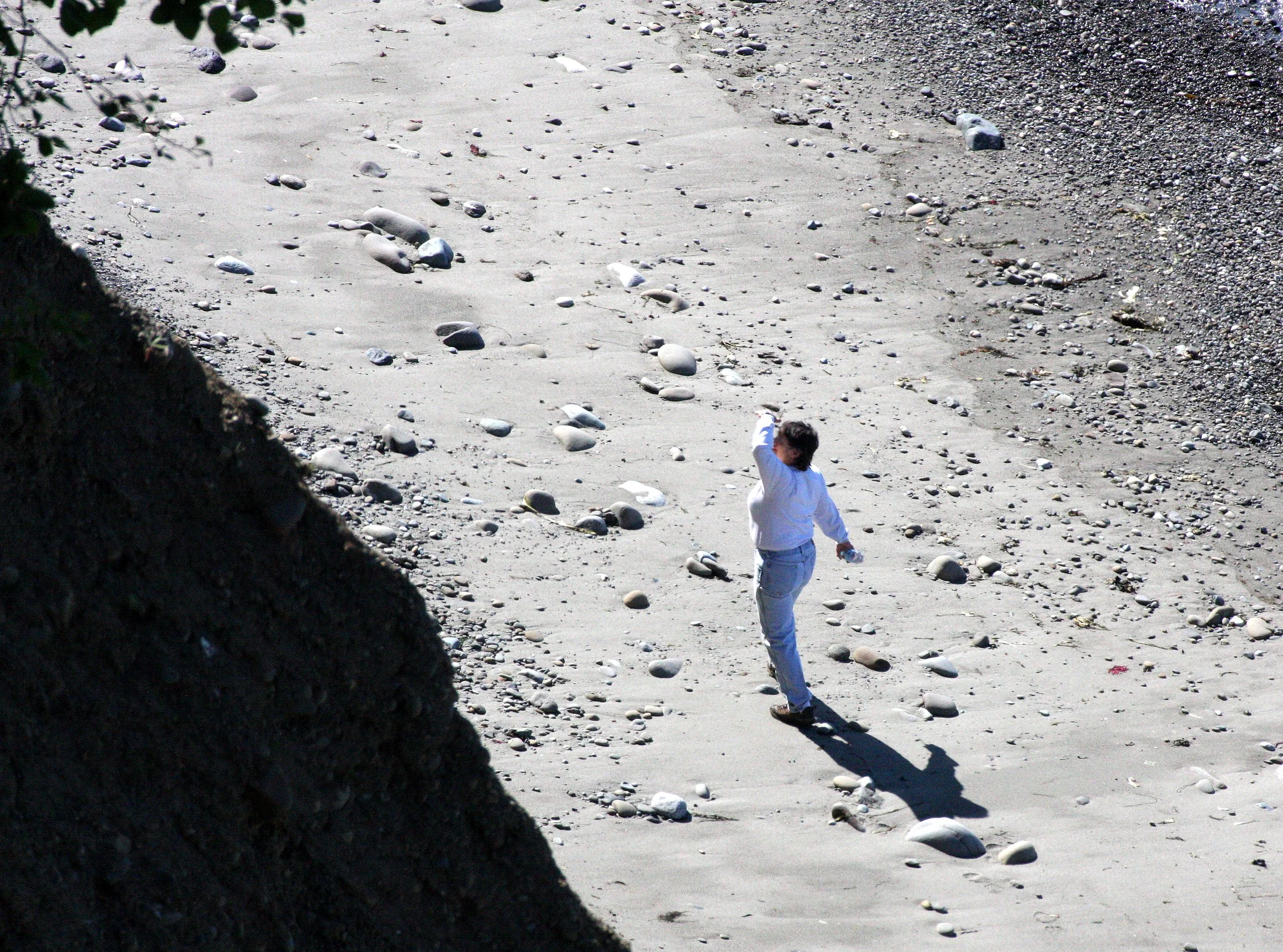 2008-5-30 RUTH ON BEACH.JPG