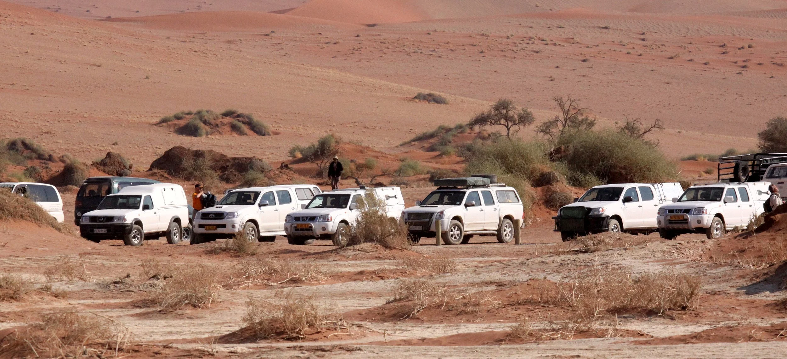 SOSSUSVLEI, NAMIB NAUKLUFT NATIONAL PARK, NAMIBIA - WHITE TRUCK CONVENTION (2).JPG