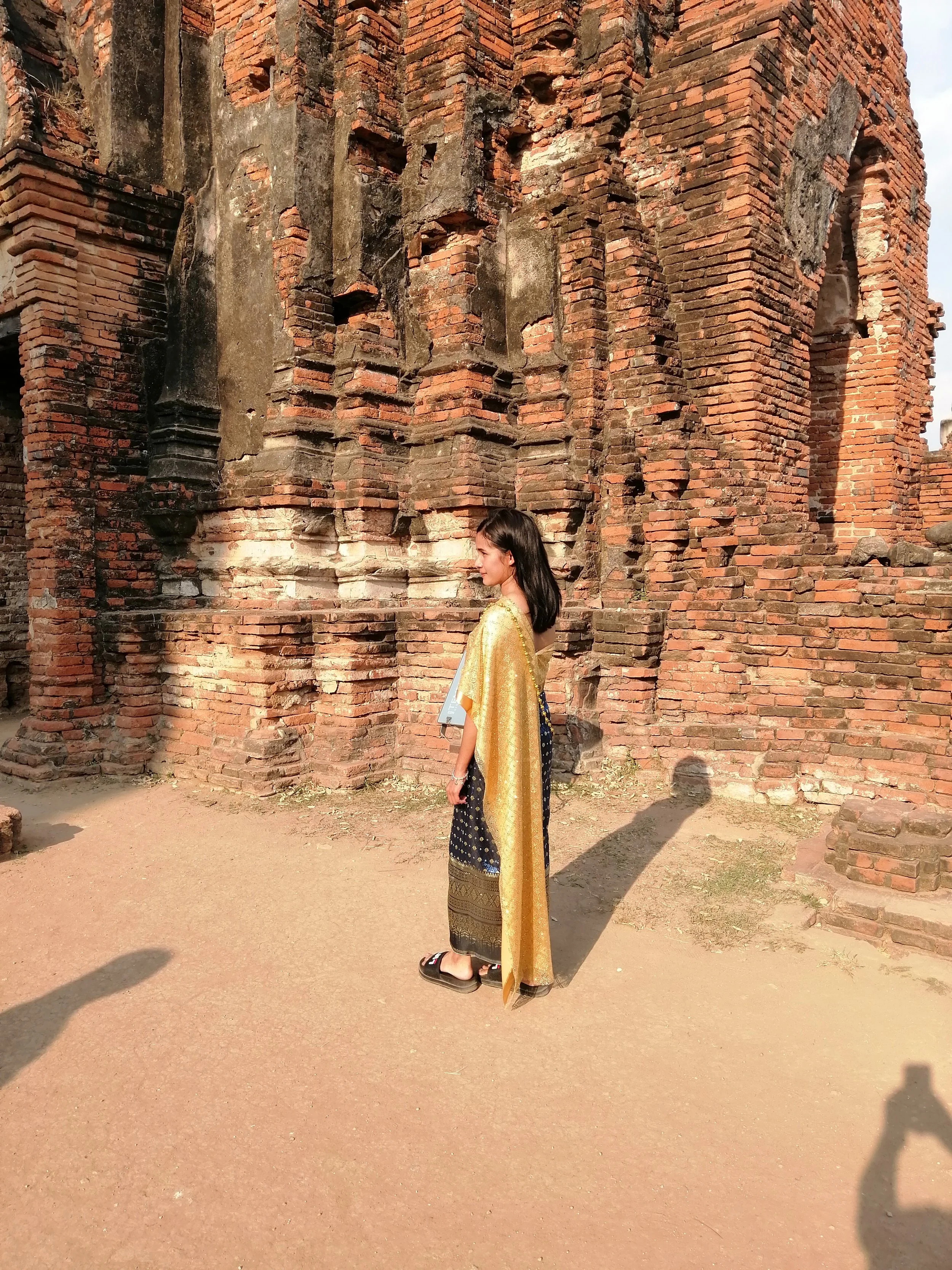 2018 Ayutthaya Pics with Gift in Traditional Dress (164).jpg