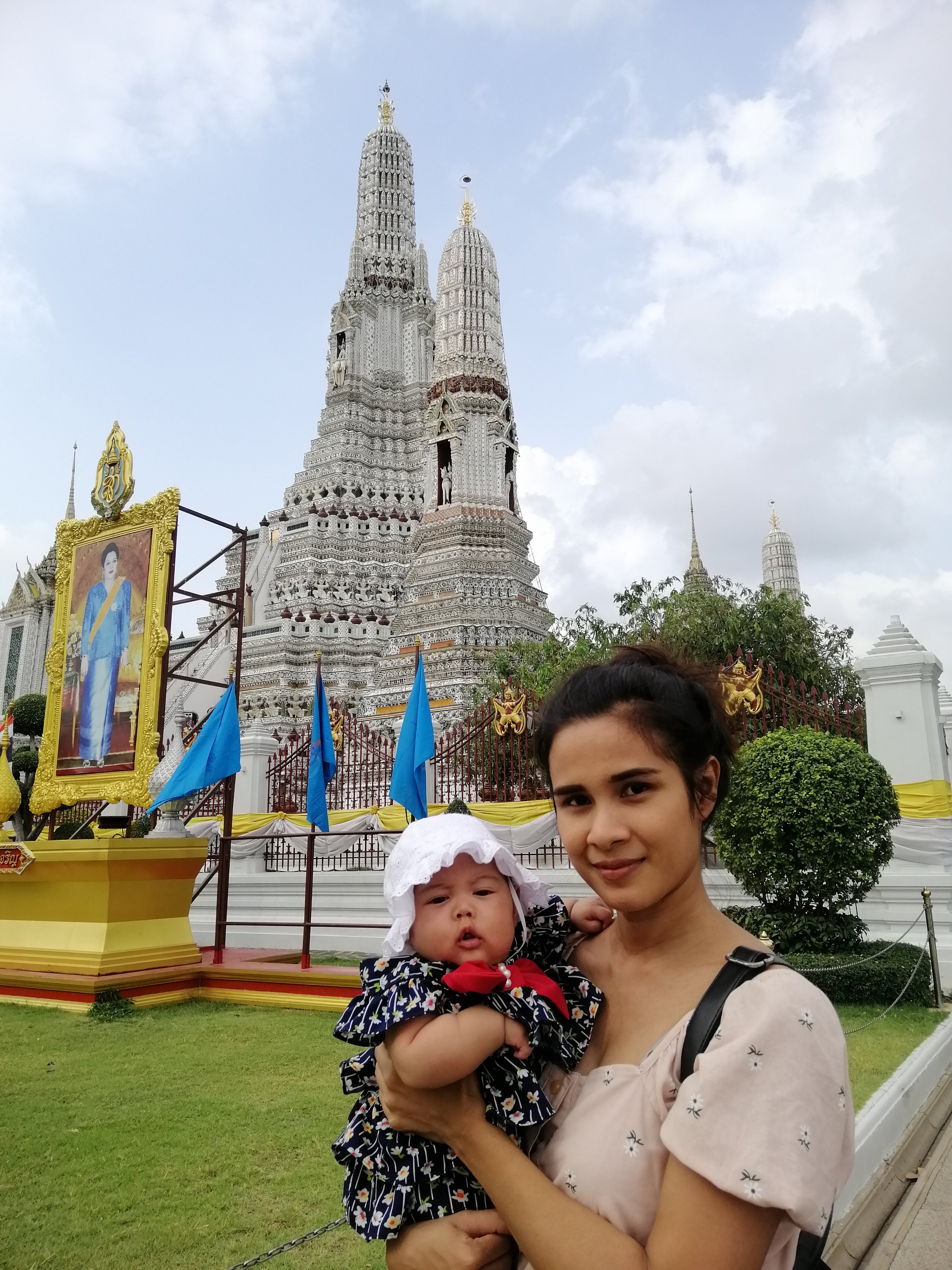 2020 Wat Arun with Liana, Cokie and Gift (28).jpg