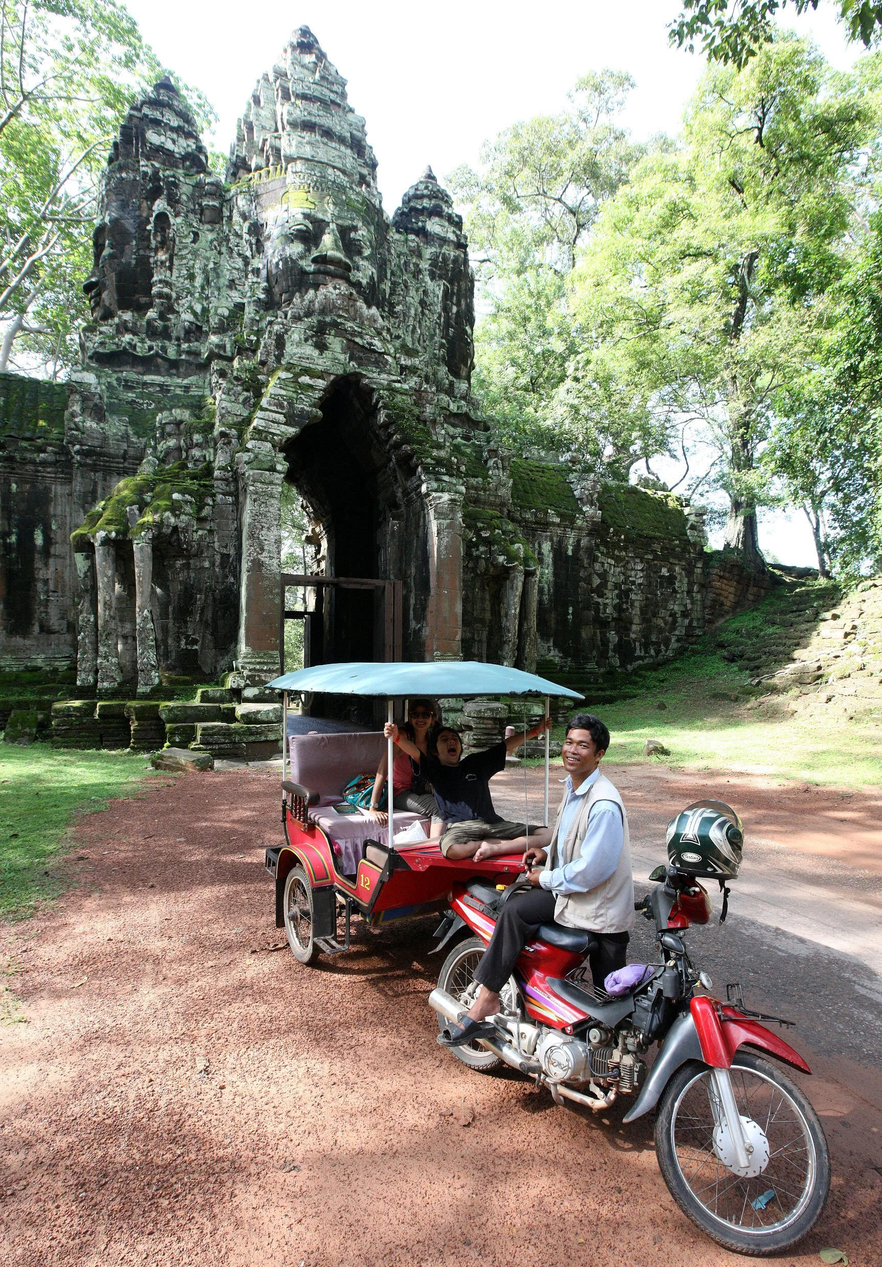 BAYON TEMPLE - CAMBODIA - JULY 2010 (15).JPG