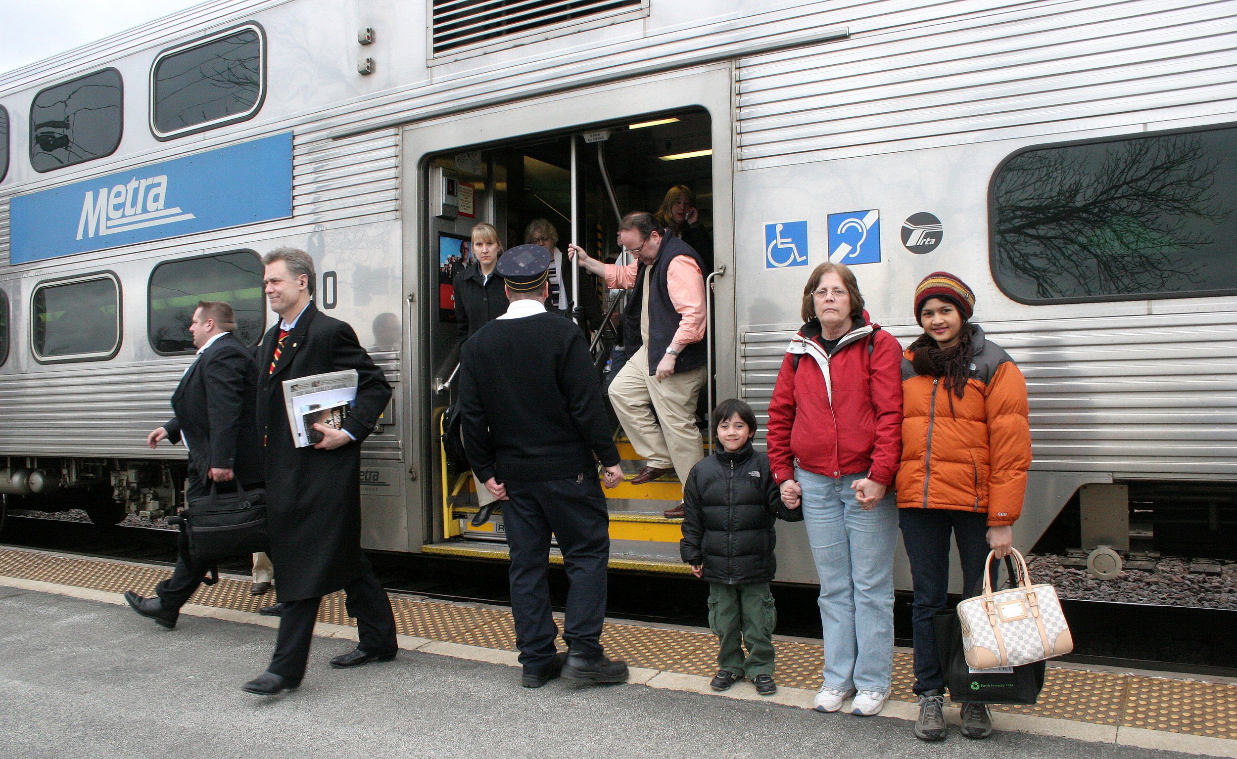 2008-4-1 CHICAGO SPRING TRIP - METRA RIDE.JPG