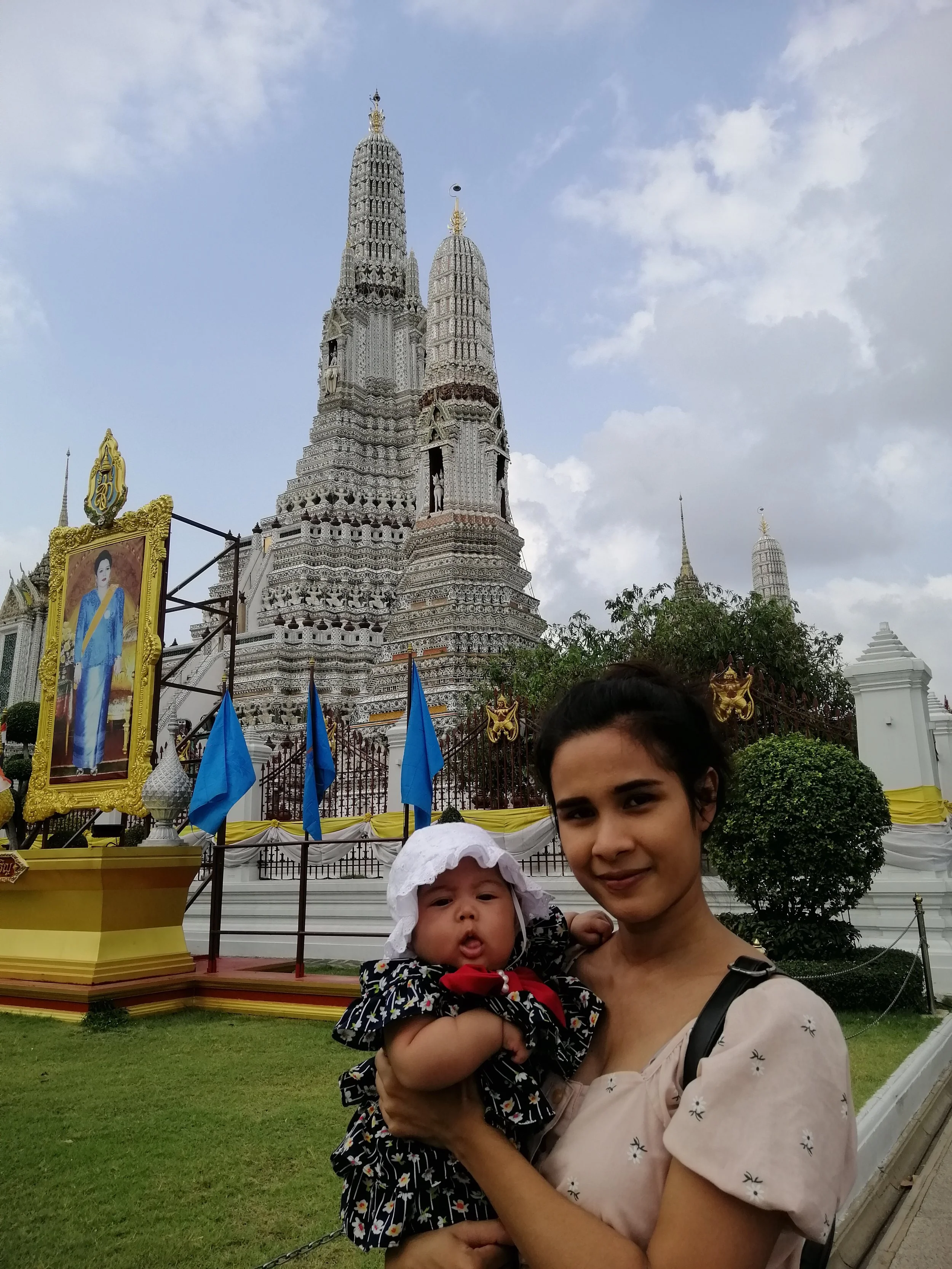 2020 Wat Arun with Liana, Cokie and Gift (29).jpg