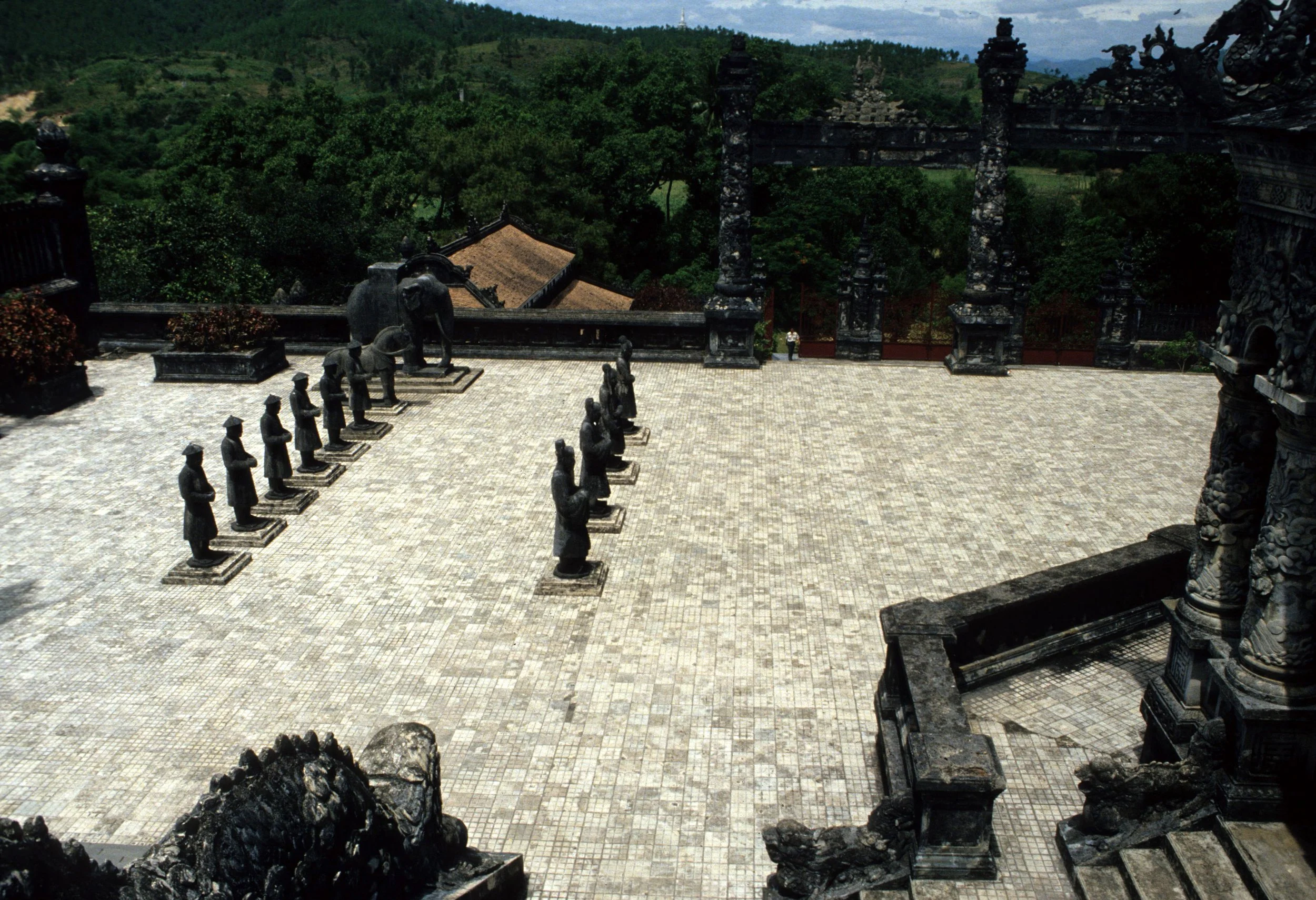 HUE - KHAI DINH 1994.jpg