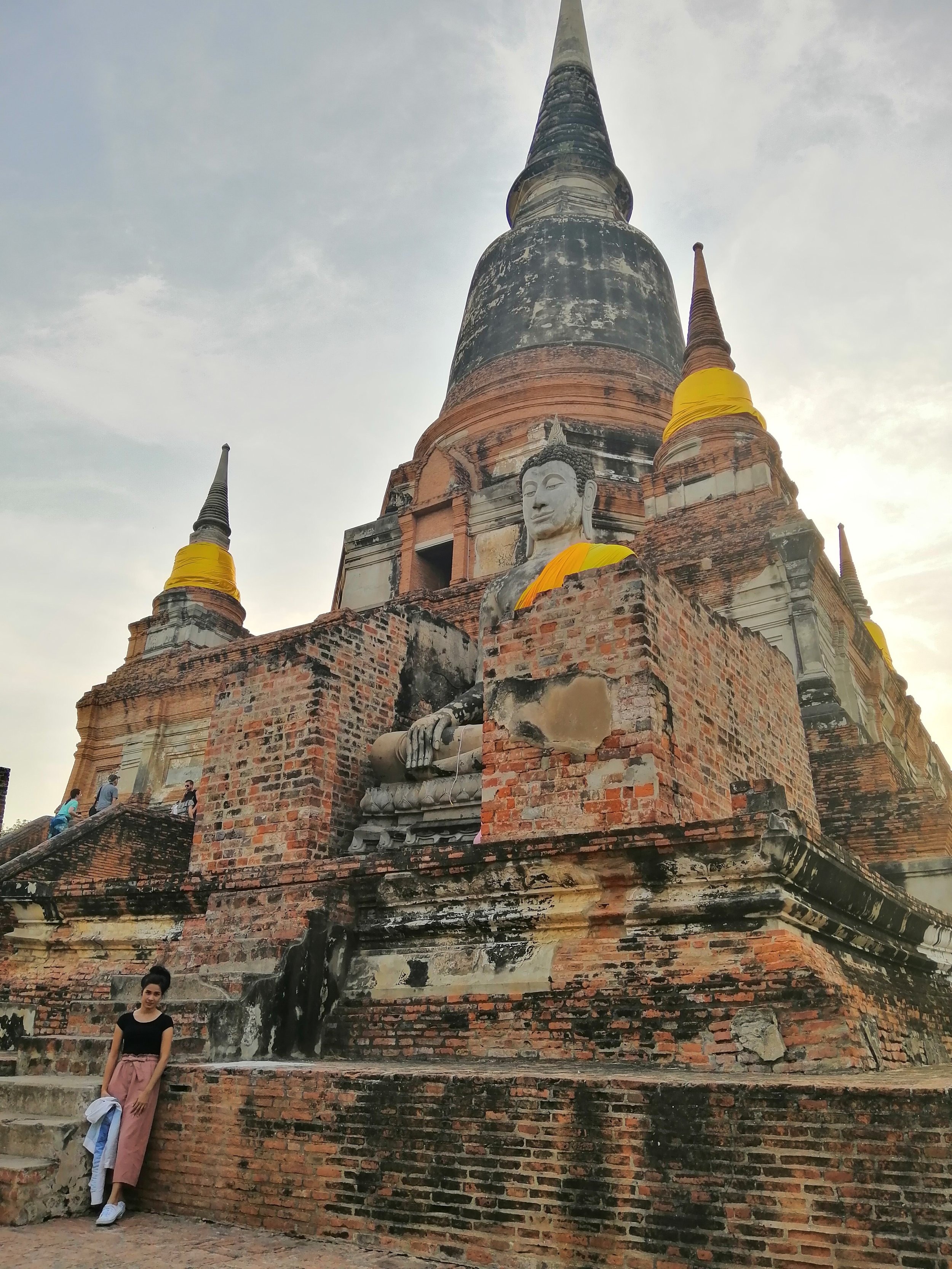 2018 Ayutthaya Pics with Gift in Traditional Dress (34).jpg