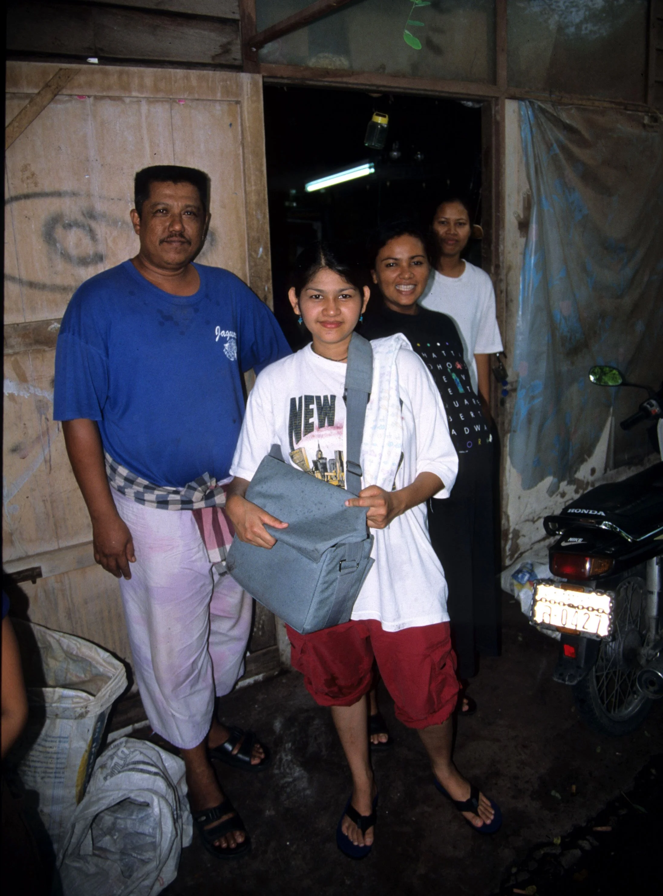 2004 Nakhonsithammarat with Family (15).jpg