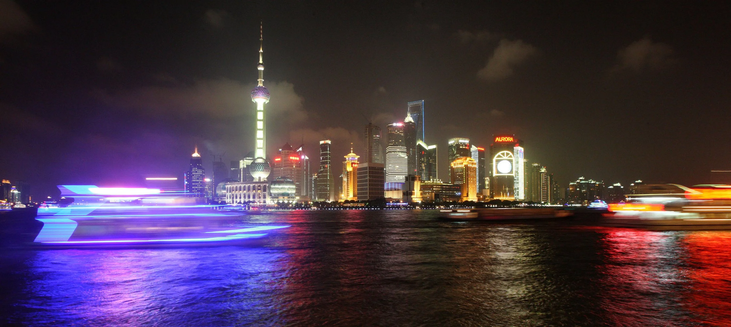 SHANGHAI NIGHT OUT - PUDONG AND THE PEARL TOWER ACROSS THE HUANGPU RIVER (27).JPG