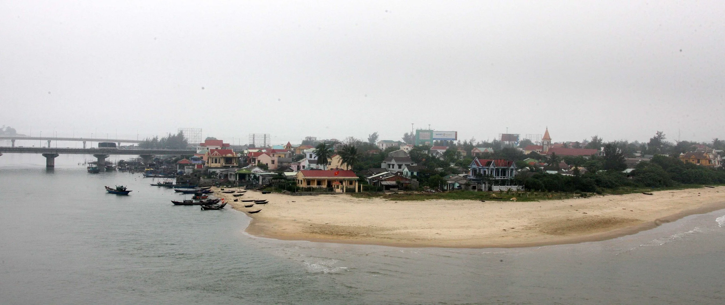 BEACH TOWN NEAR BACH MA NATIONAL PARK VIET NAM (4).JPG