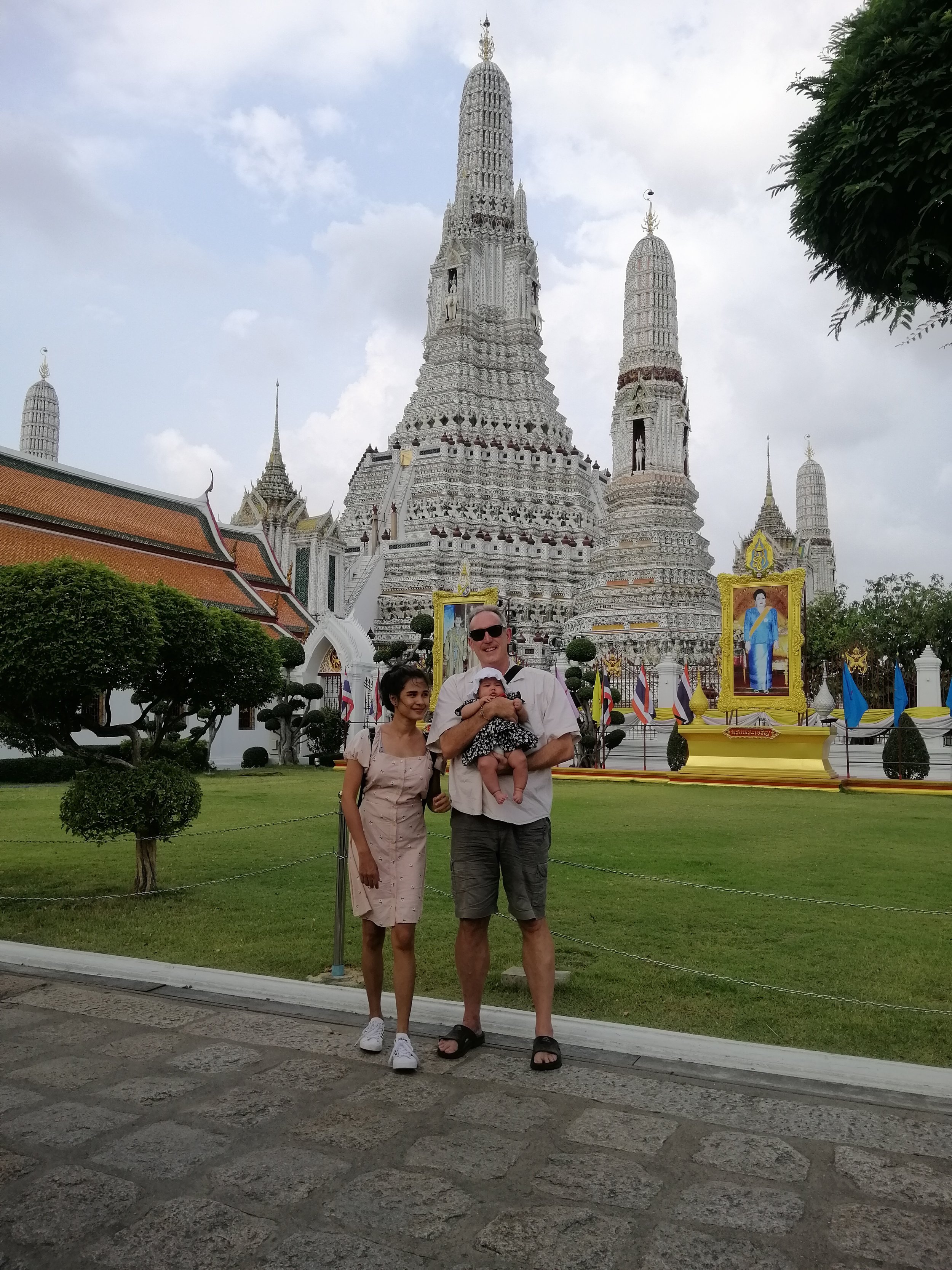 2020 Wat Arun with Liana, Cokie and Gift (6).jpg