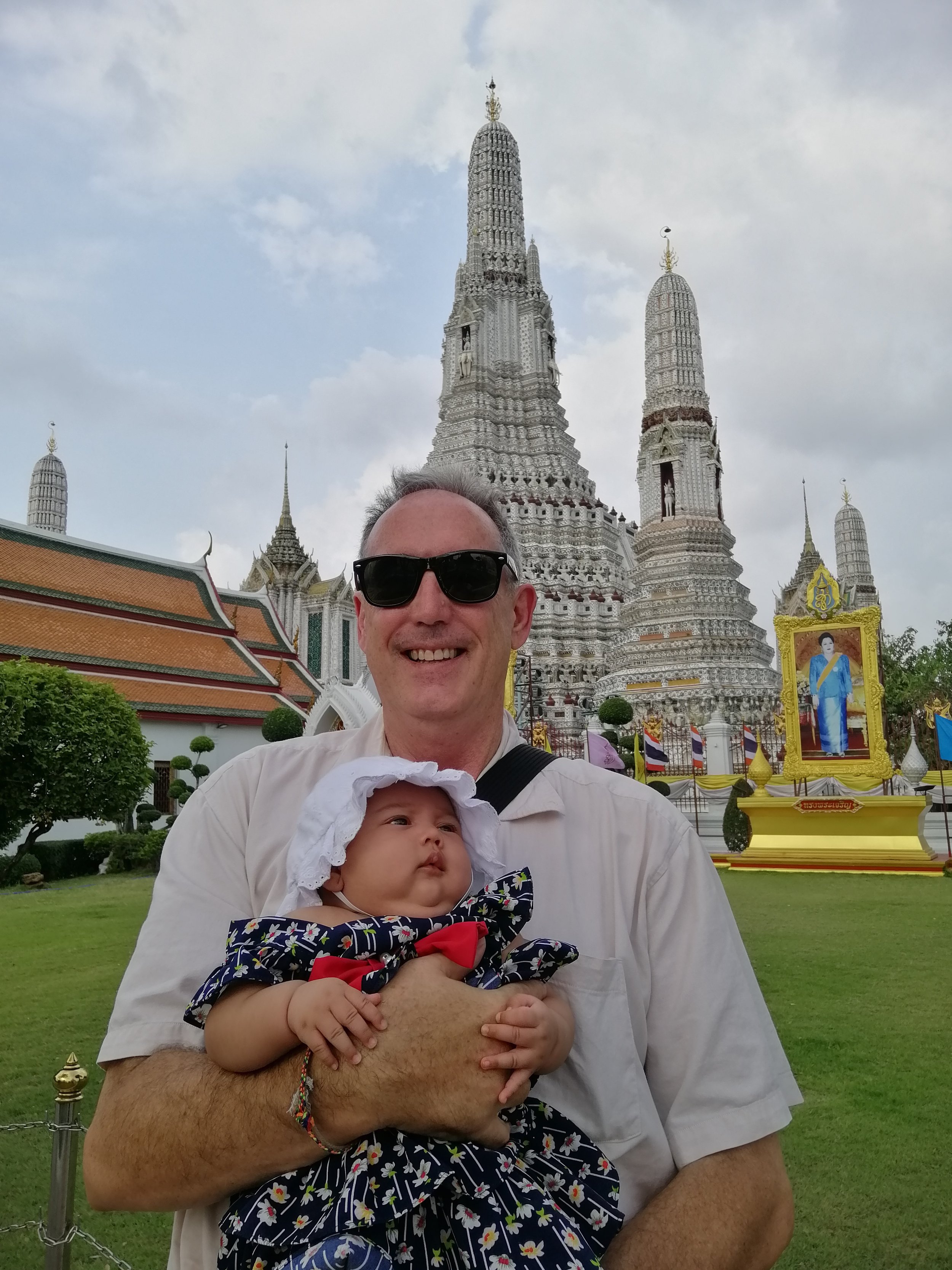 2020 Wat Arun with Liana, Cokie and Gift (3).jpg