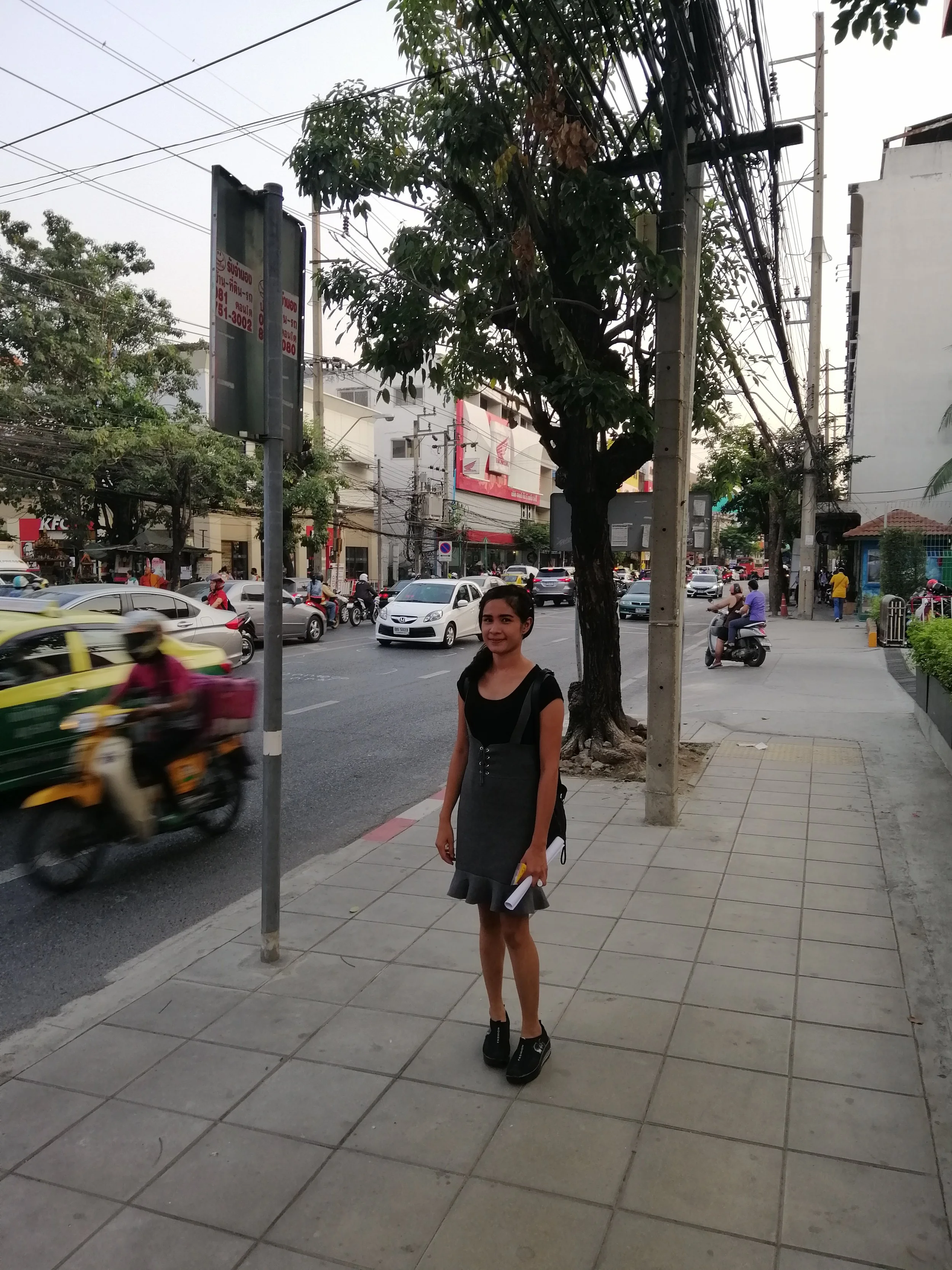 2018 Pics with Gift in Thailand (325).jpg