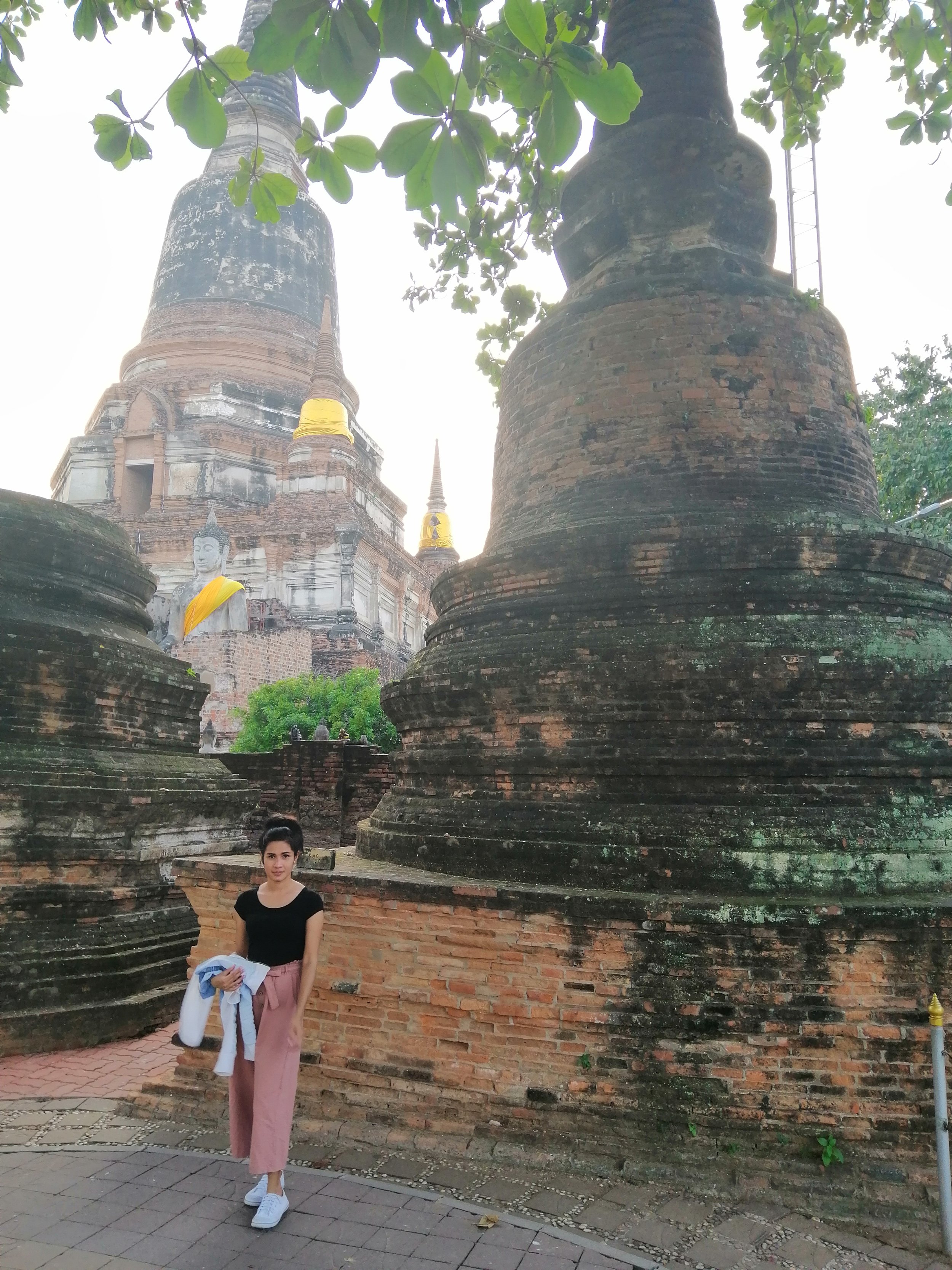 2018 Ayutthaya Pics with Gift in Traditional Dress (29).jpg