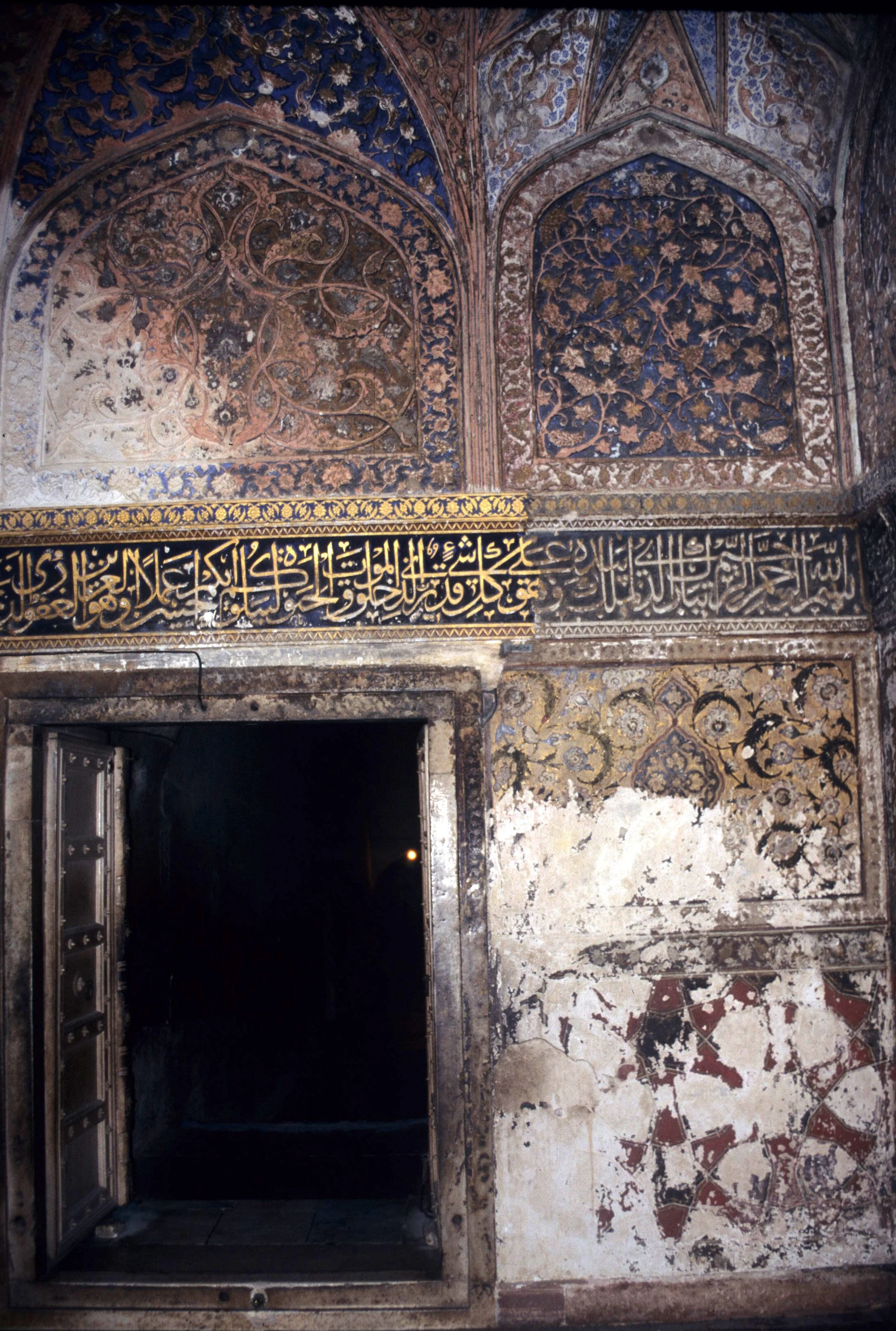 INDIA - AGRA - MUSLIM TEMPLE NEAR TAJ.jpg