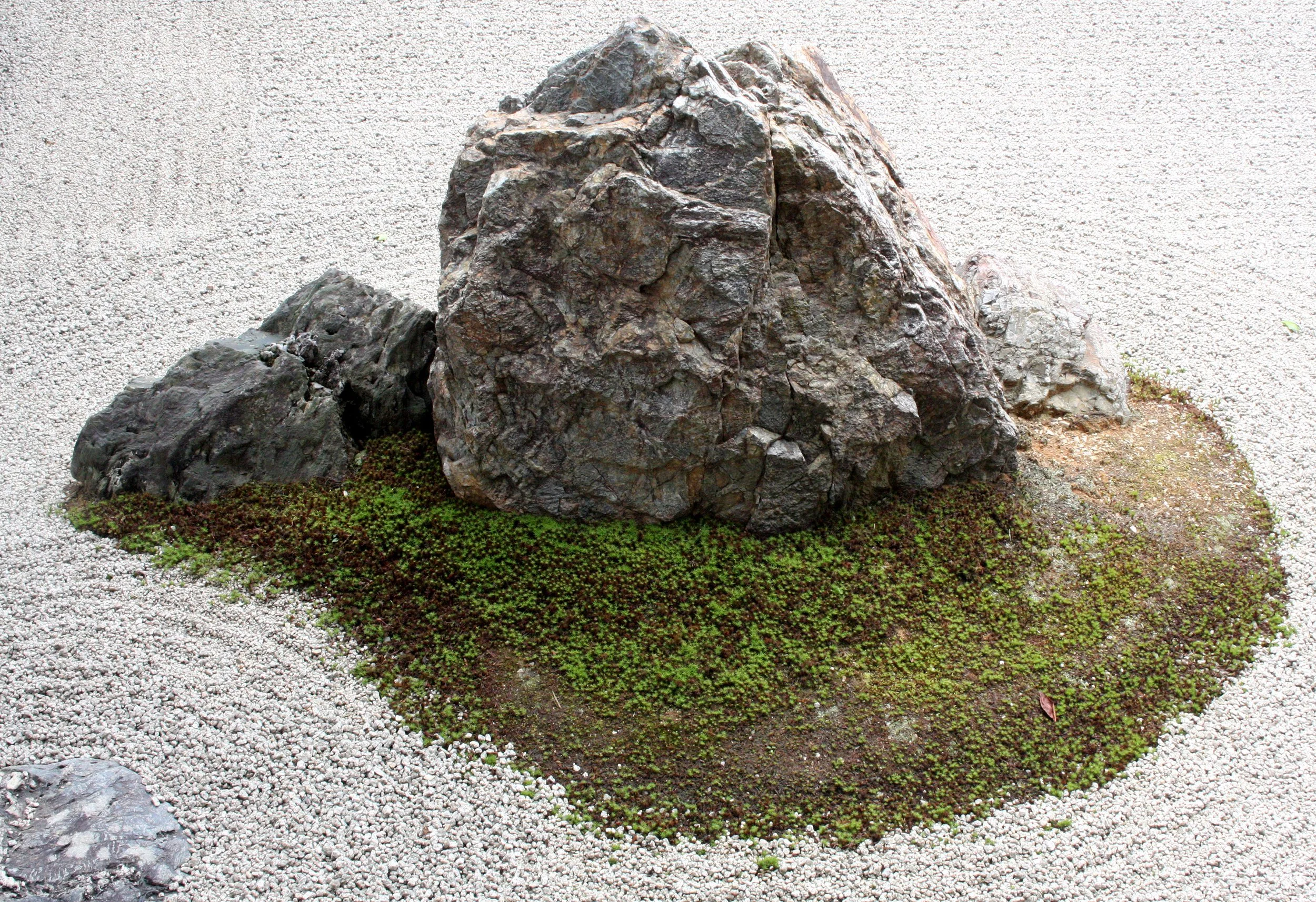 KYOTO - MAY 2009 - RYOANJI ROCK GARDEN (22).JPG