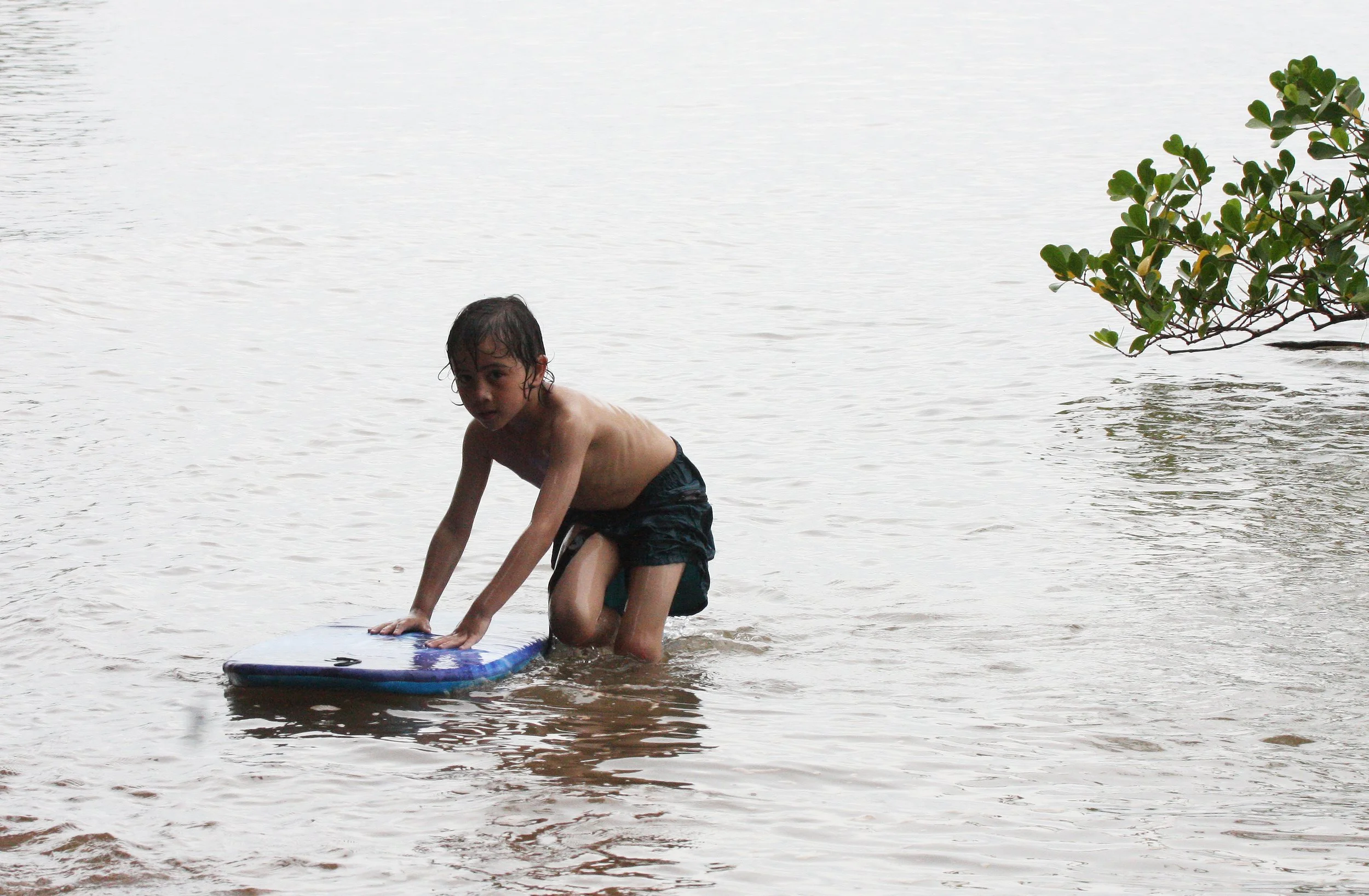 KOH LANTA - 2008 - PLAYING IN BEACH.JPG