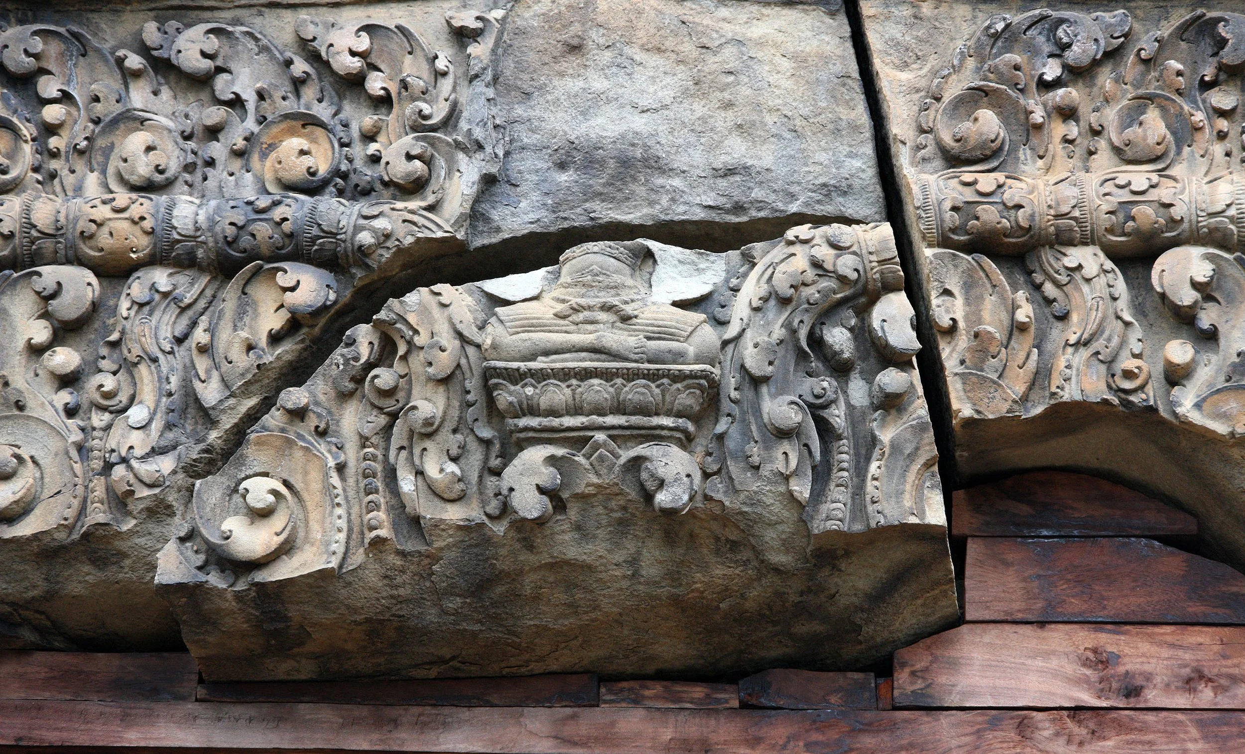 KOH KER TEMPLE - CAMBODIA - JULY 2010 (4).JPG