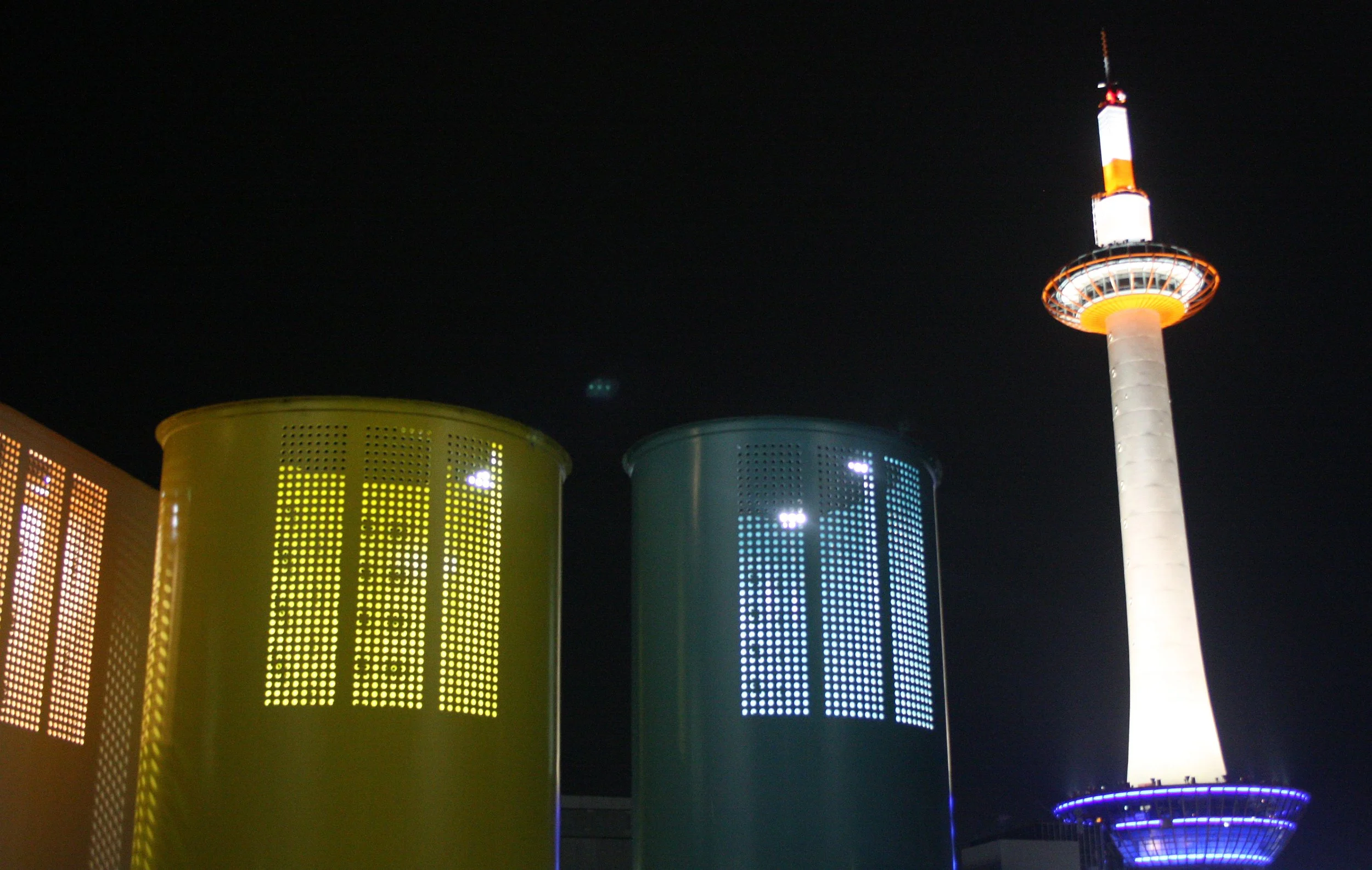 KYOTO - MAY 2009 - KYOTO TOWER (2).JPG