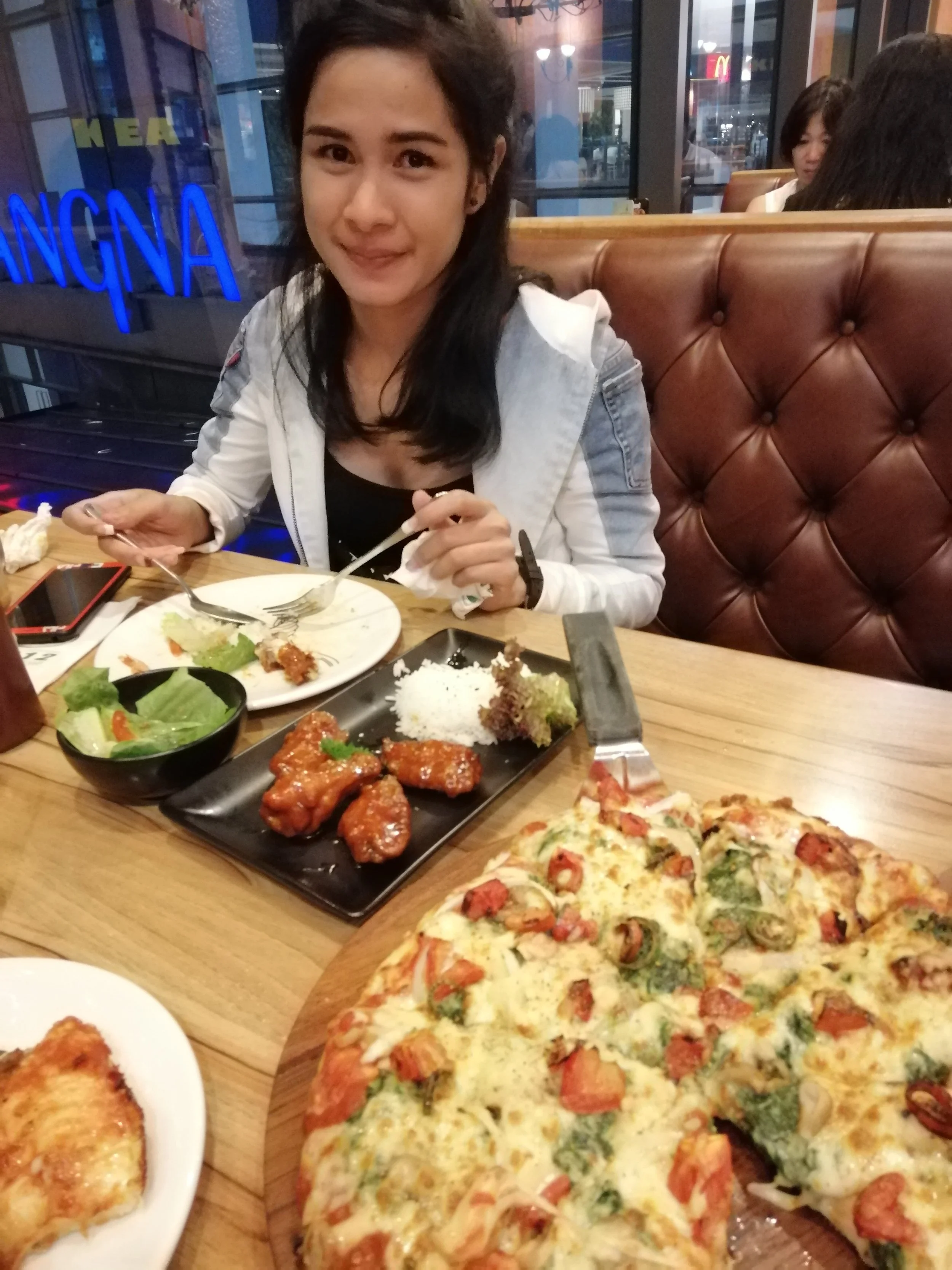 2018 Pics with Gift in Thailand (170).jpg