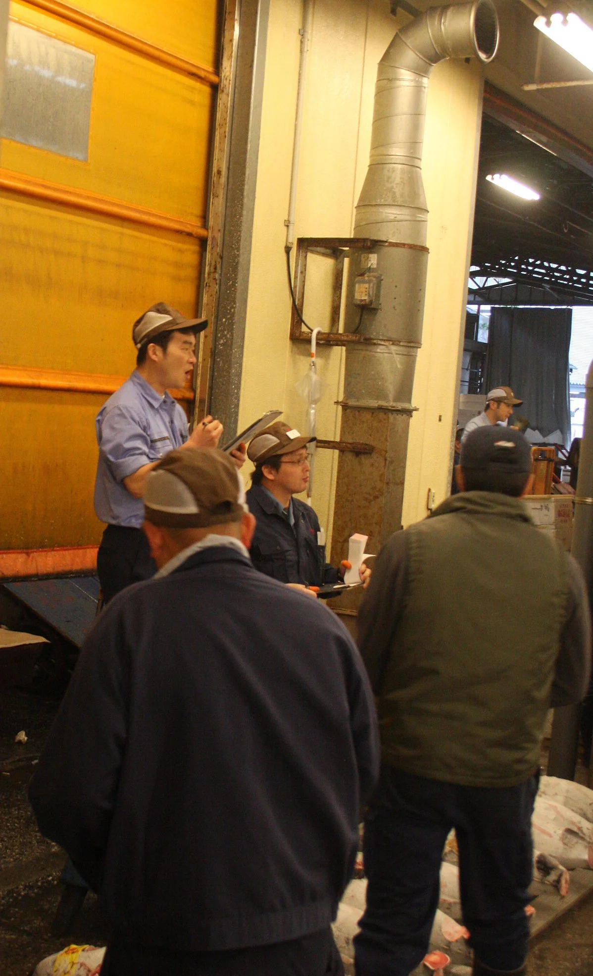 TOKYO - MAY 2009 - TSUKIJI MARKET (6).JPG